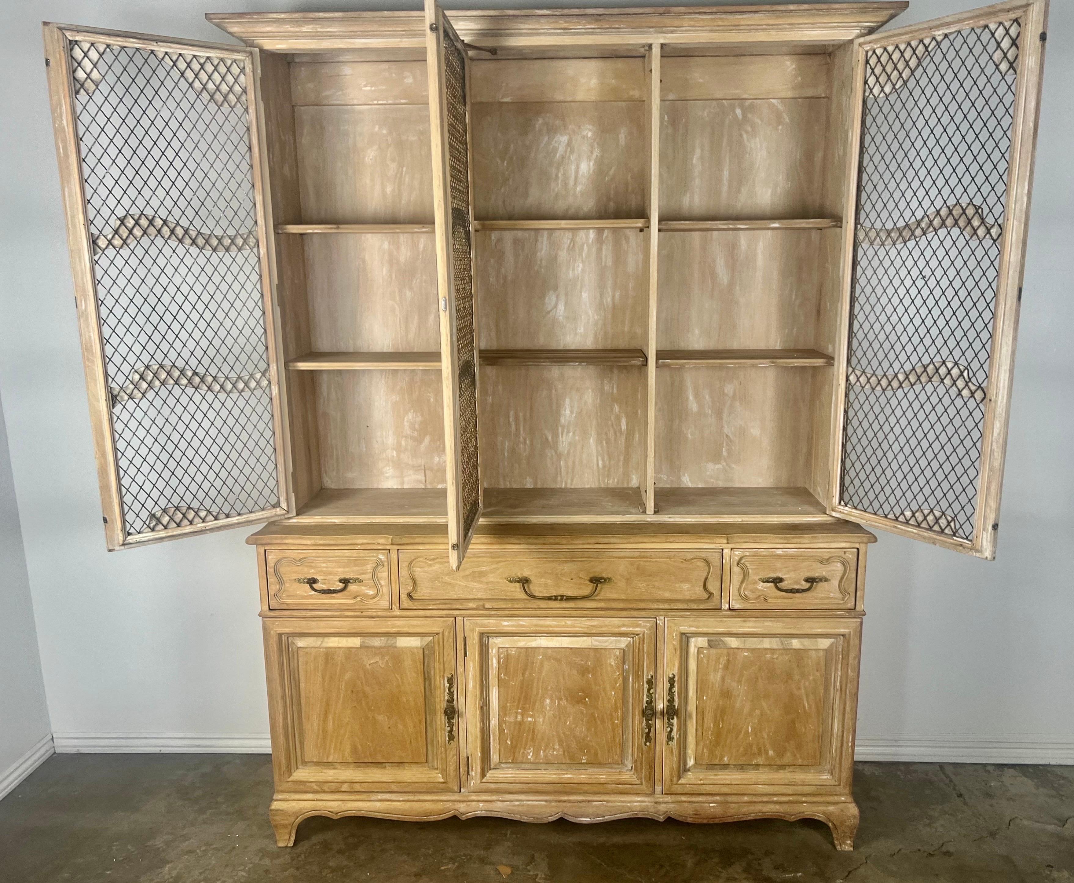 XIXe siècle Armoire française du 19ème siècle avec détails en métal sur les portes en vente