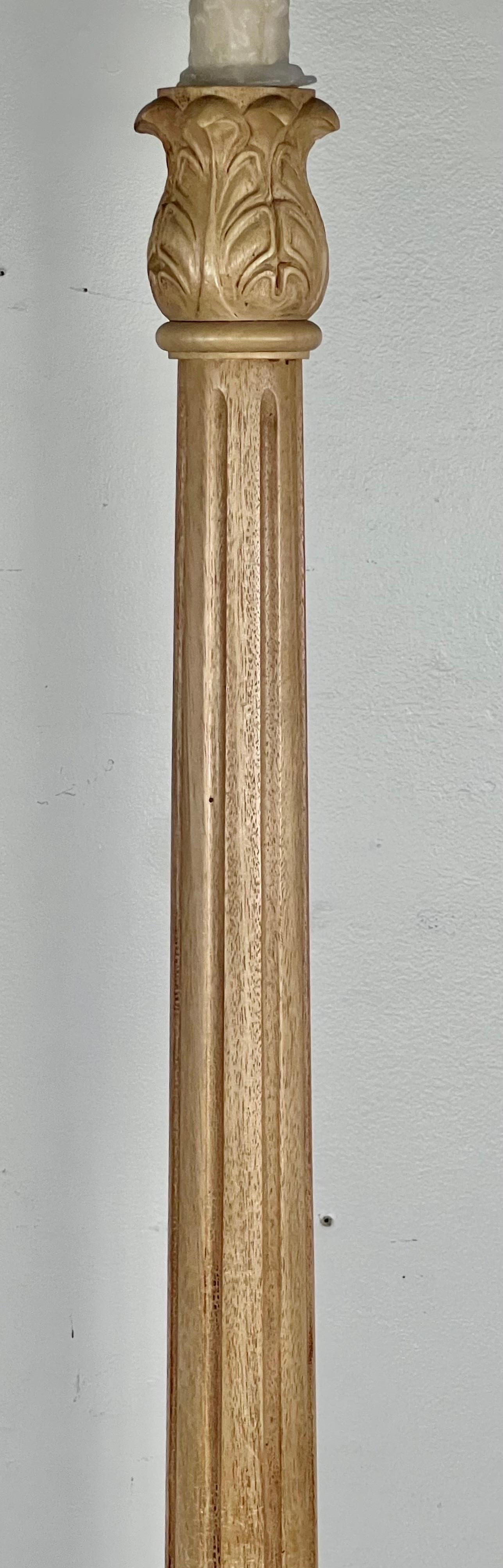 19. Jahrhundert Französisch geschnitzt gestrandet Nussbaum Stehlampe (Gebleicht) im Angebot