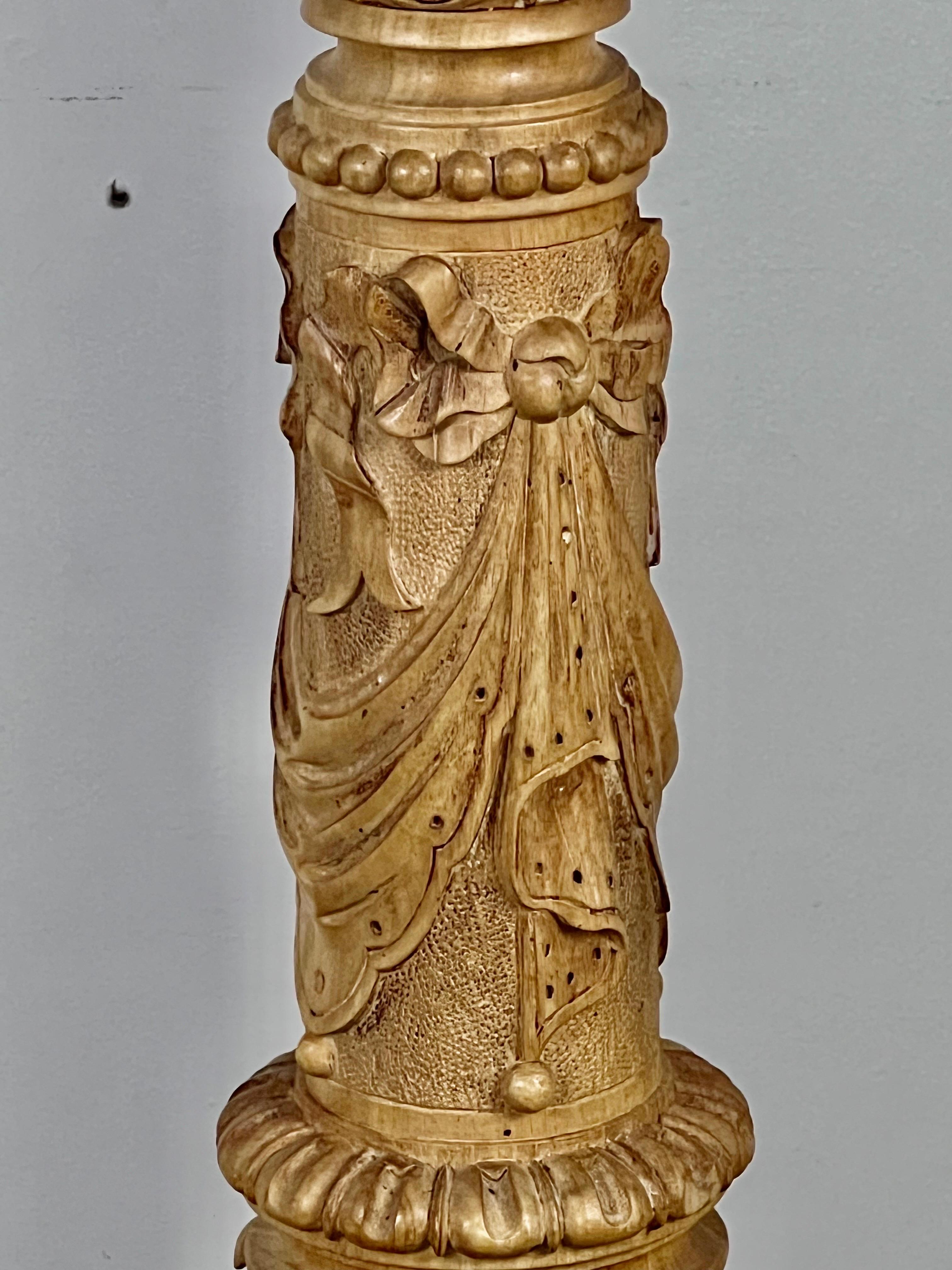 19. Jahrhundert Französisch geschnitzt gestrandet Nussbaum Stehlampe (Walnuss) im Angebot