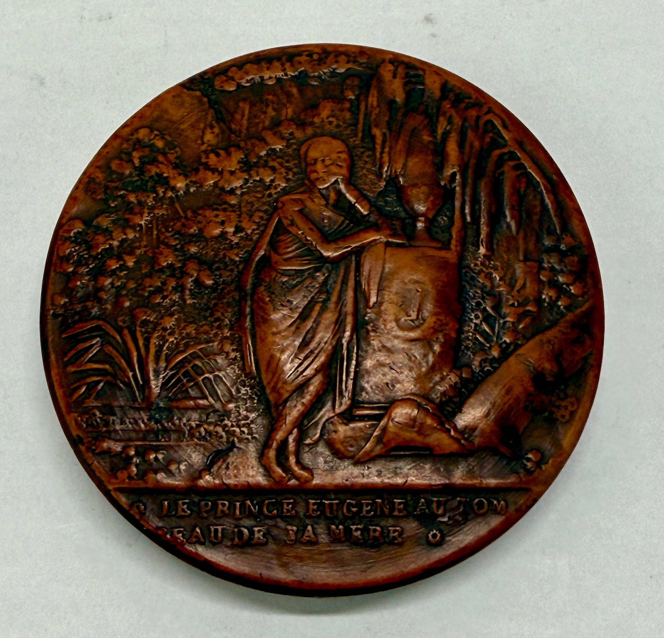 Restauration Tabatière en buis sculpté français du 19e C., PRINCE EUGENE SUR LA TOMBE DE SA MÈRE en vente