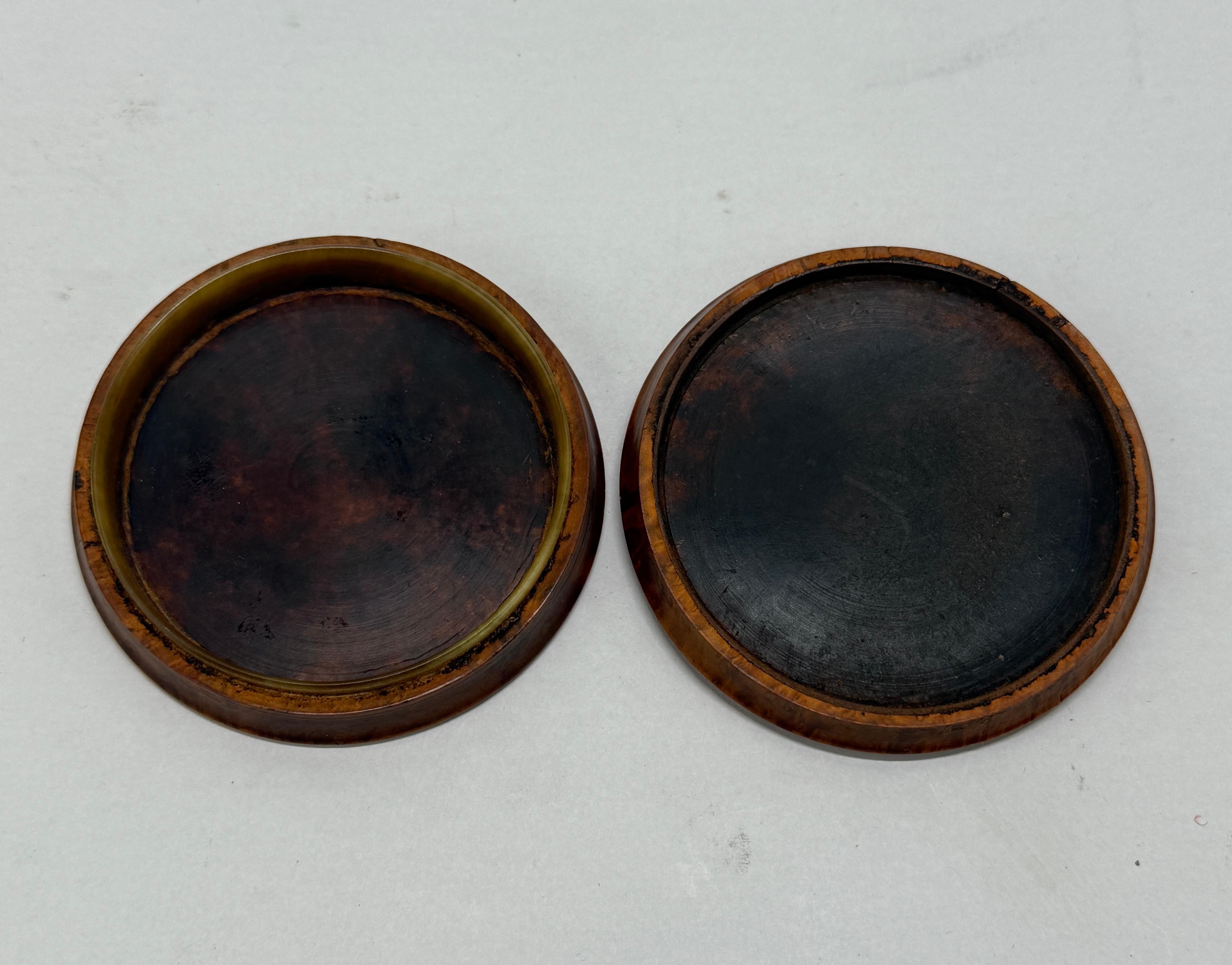 Français Tabatière en buis sculpté français du 19e C., PRINCE EUGENE SUR LA TOMBE DE SA MÈRE en vente