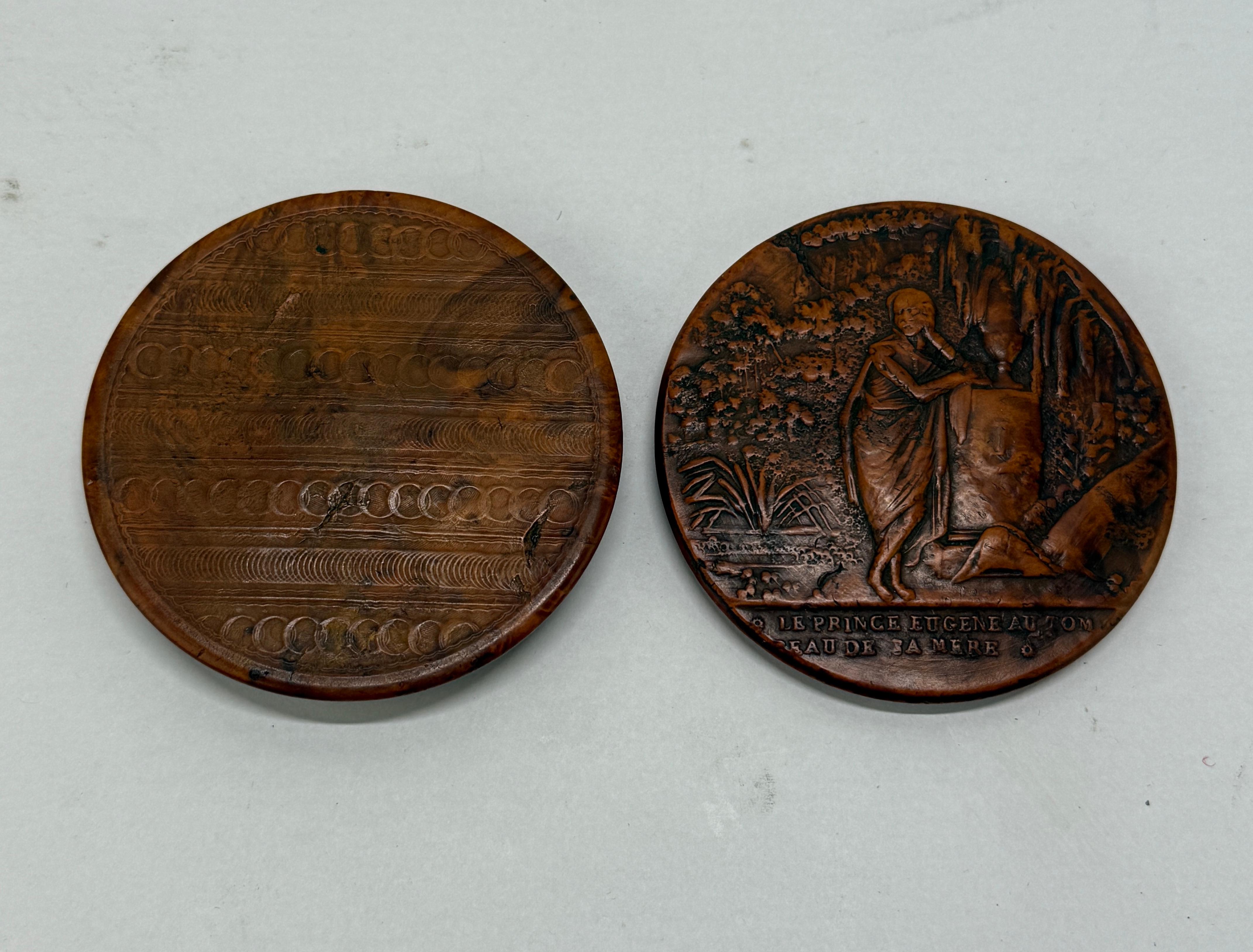 Tabatière en buis sculpté français du 19e C., PRINCE EUGENE SUR LA TOMBE DE SA MÈRE Bon état - En vente à Atlanta, GA