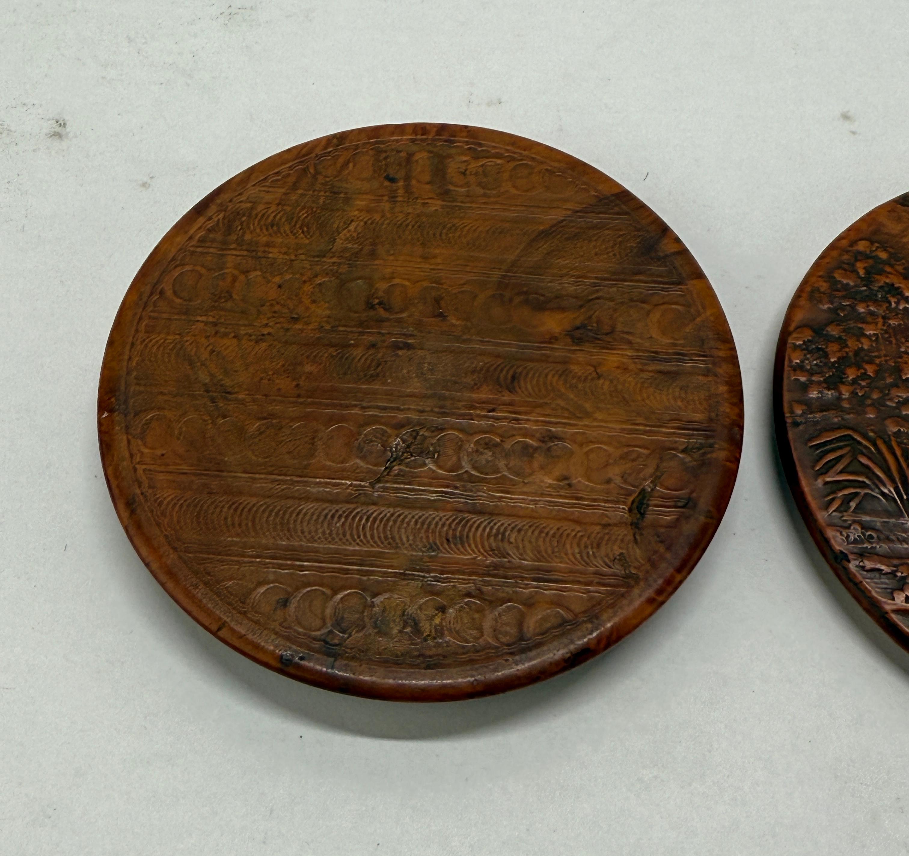 XIXe siècle Tabatière en buis sculpté français du 19e C., PRINCE EUGENE SUR LA TOMBE DE SA MÈRE en vente