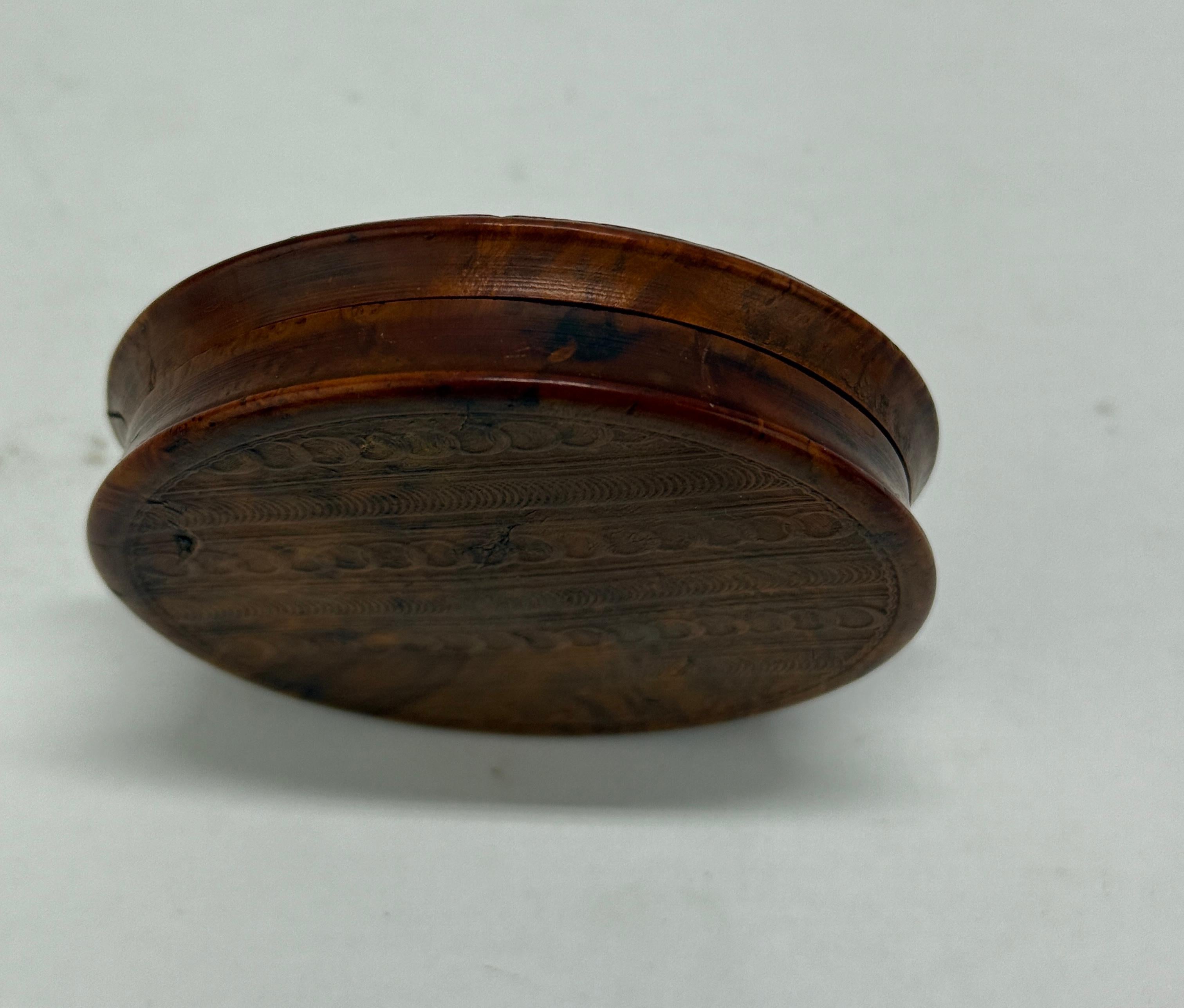 Buis Tabatière en buis sculpté français du 19e C., PRINCE EUGENE SUR LA TOMBE DE SA MÈRE en vente