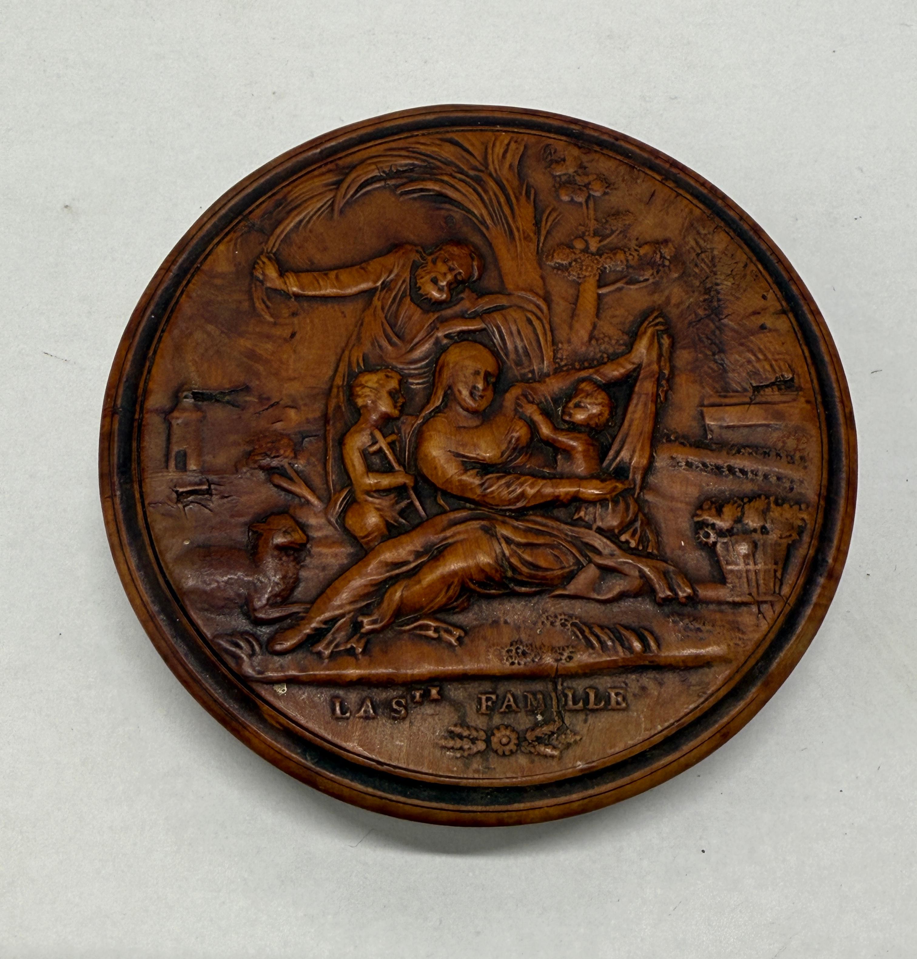 Tabatière en buis sculpté français du 19e C., PRINCE EUGENE SUR LA TOMBE DE SA MÈRE en vente 1