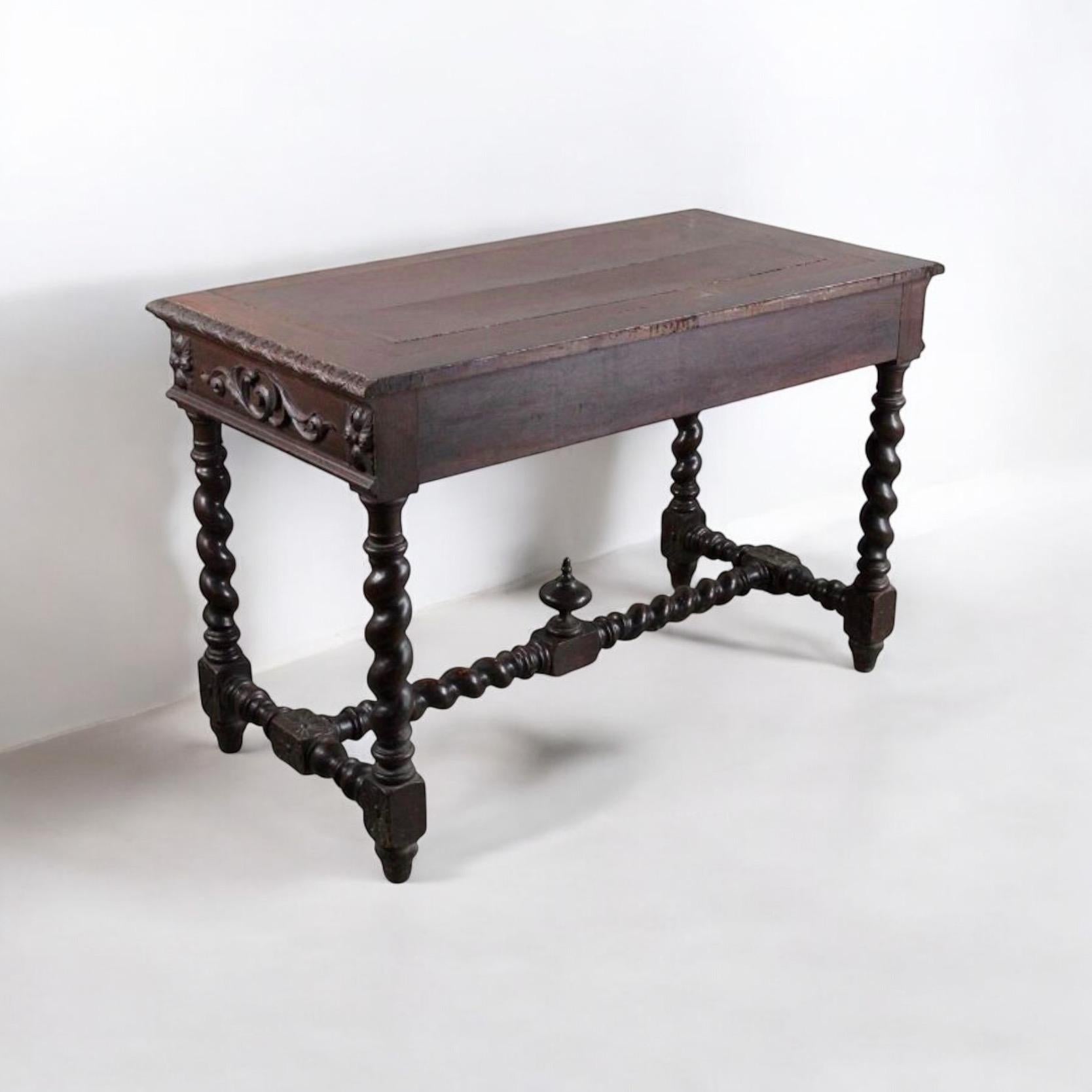 Francese XIX sec. Scrivania/tavolo in Oak Oak Twist intagliato francese con piano di appoggio sollevabile in vendita