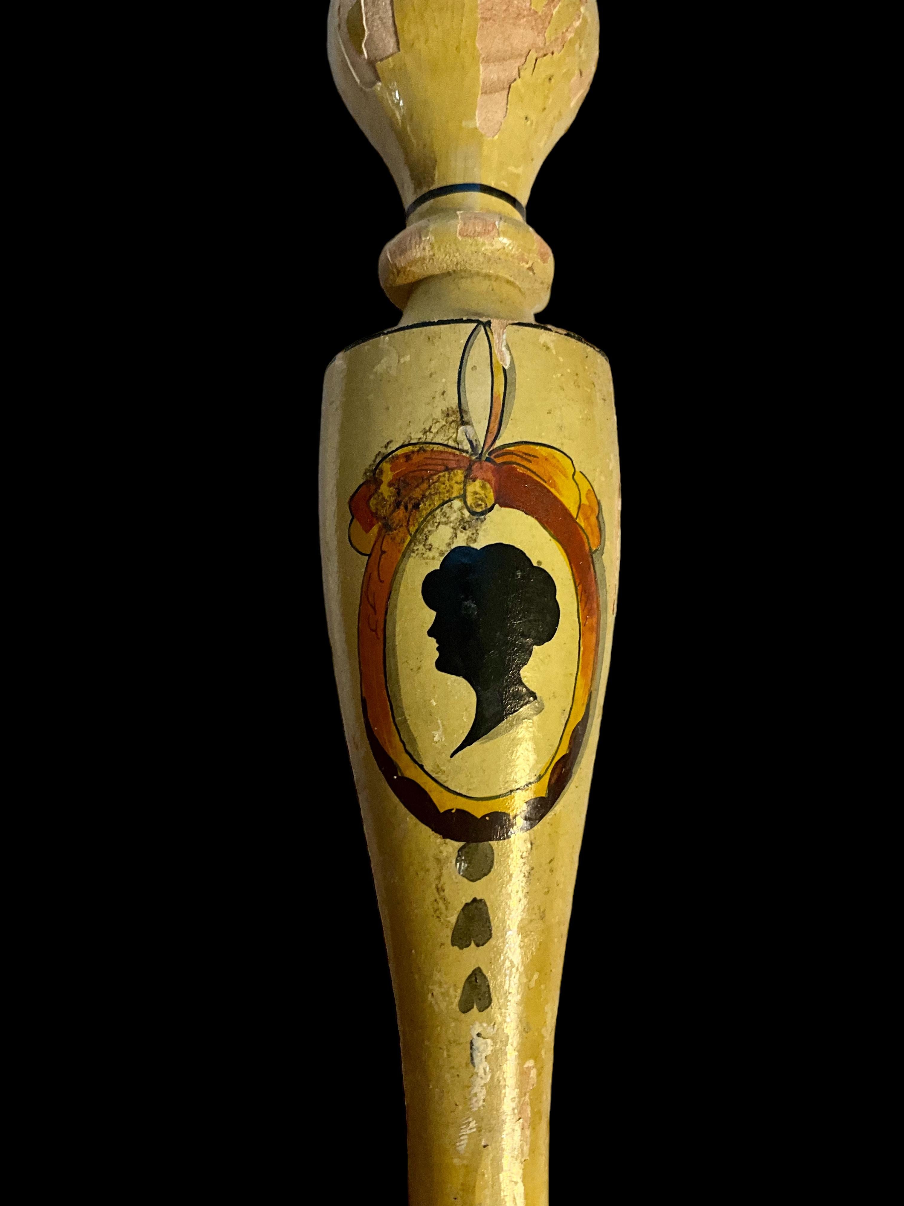 Il s'agit d'une paire de chandeliers anciens de style victorien, peints à la main, avec la peinture d'origine. Ils ne sont pas marqués et ont une patine très écaillée.