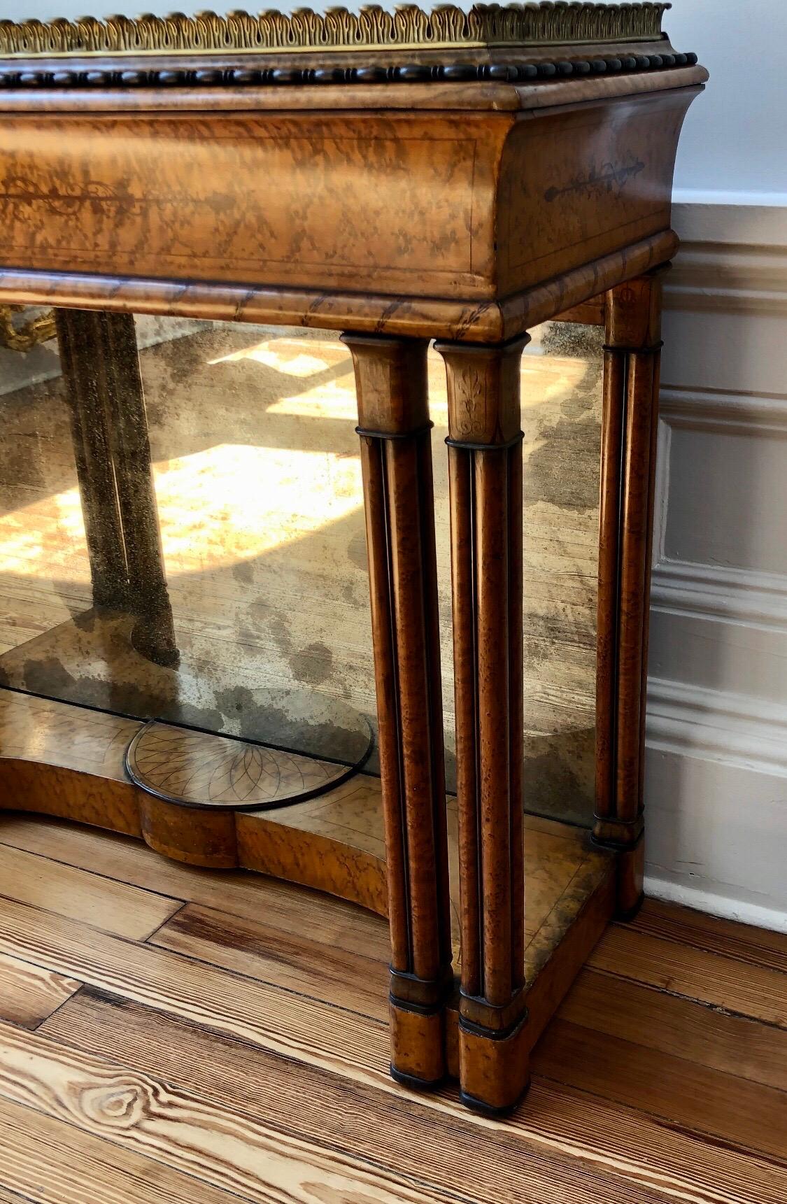 Français Jardinière / Console en érable piqué incrusté Charles X du 19ème siècle français