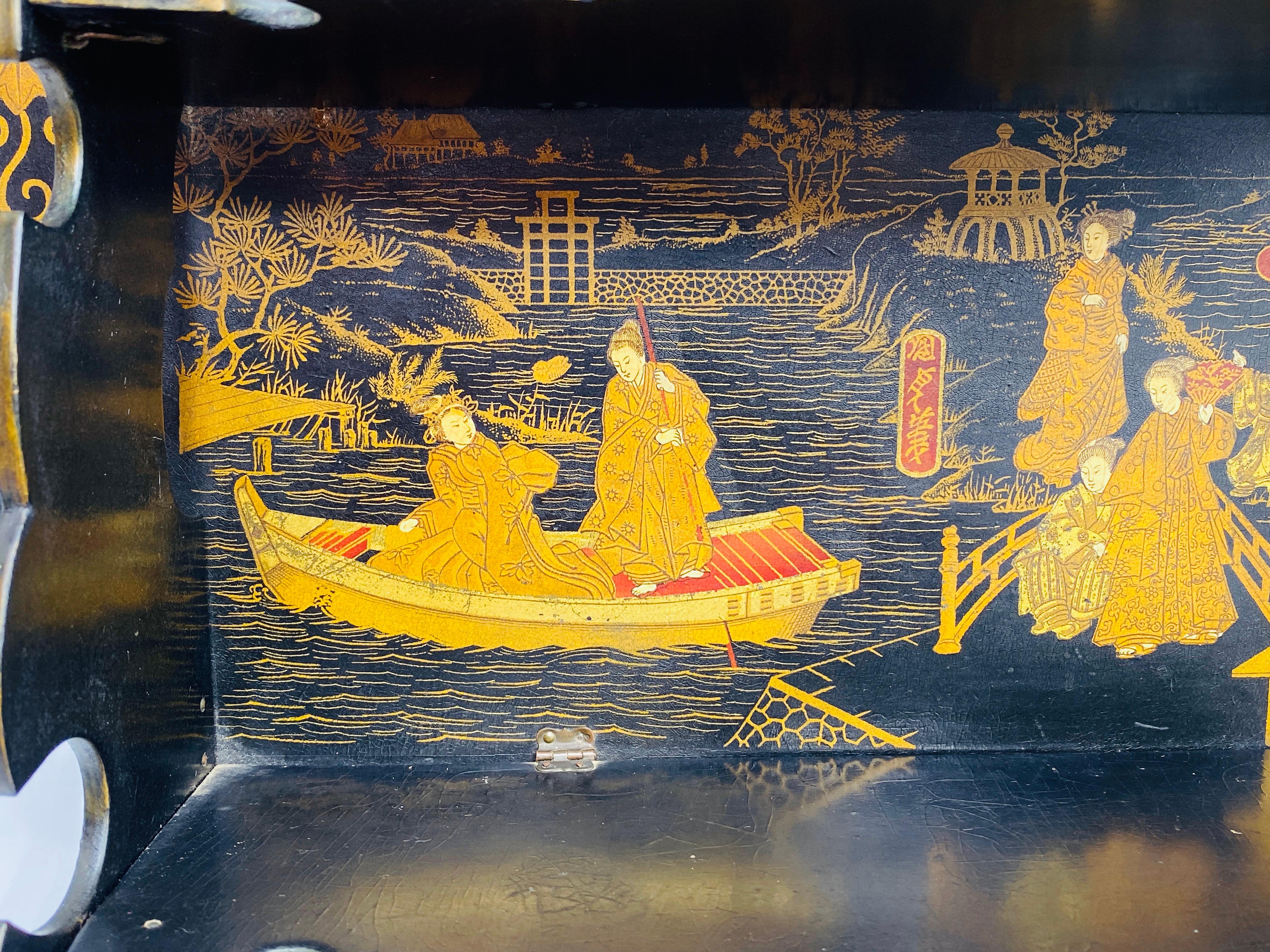 French Chinoiserie Papier Mâché Shelf with an Ornate Pagoda Motif, 19th Century For Sale 1