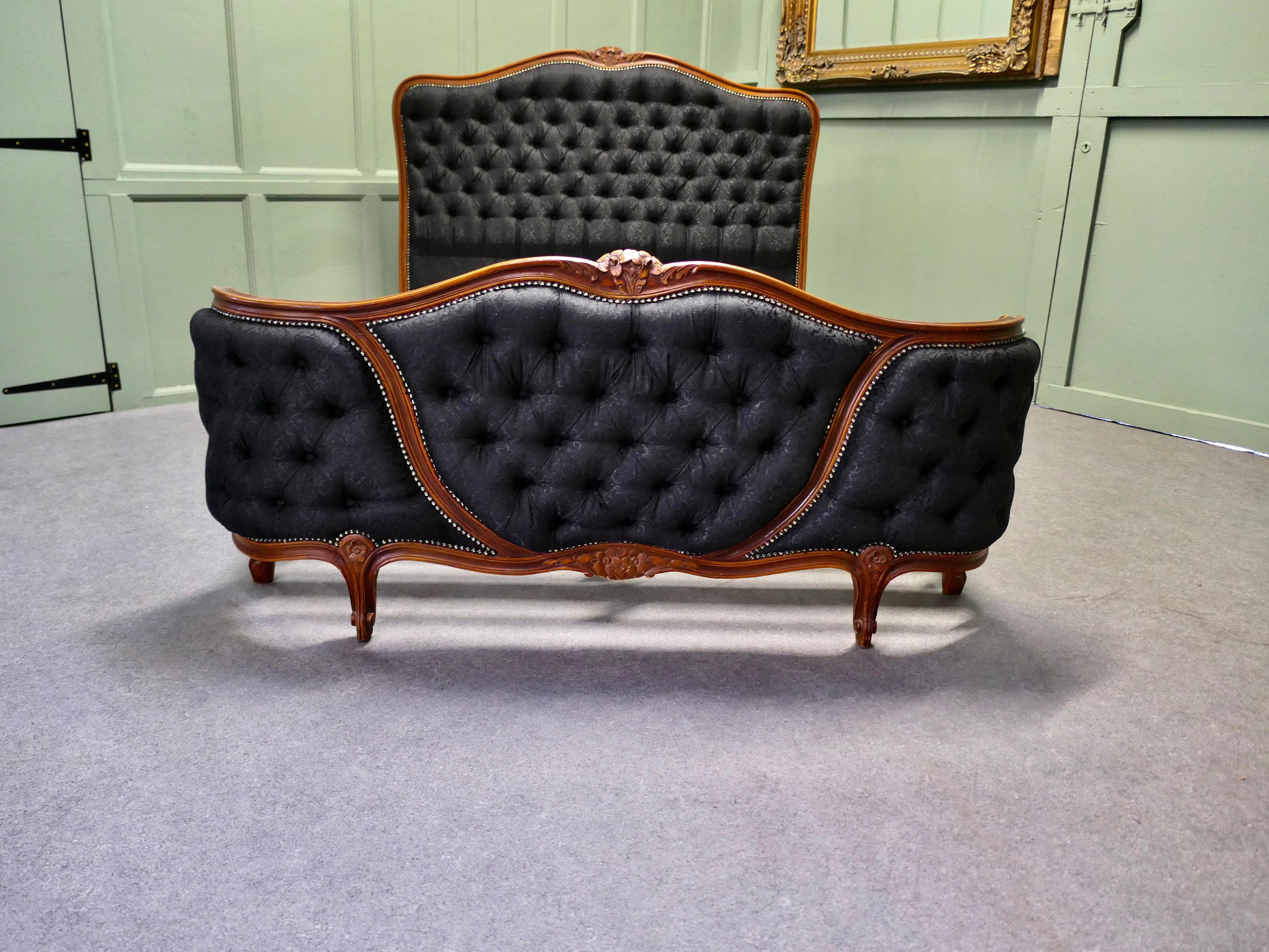 Provincial français A.I.C.C. lit double en corbielle du 19e siècle   Il s'agit d'un lit Corbielle très impressionnant en vente