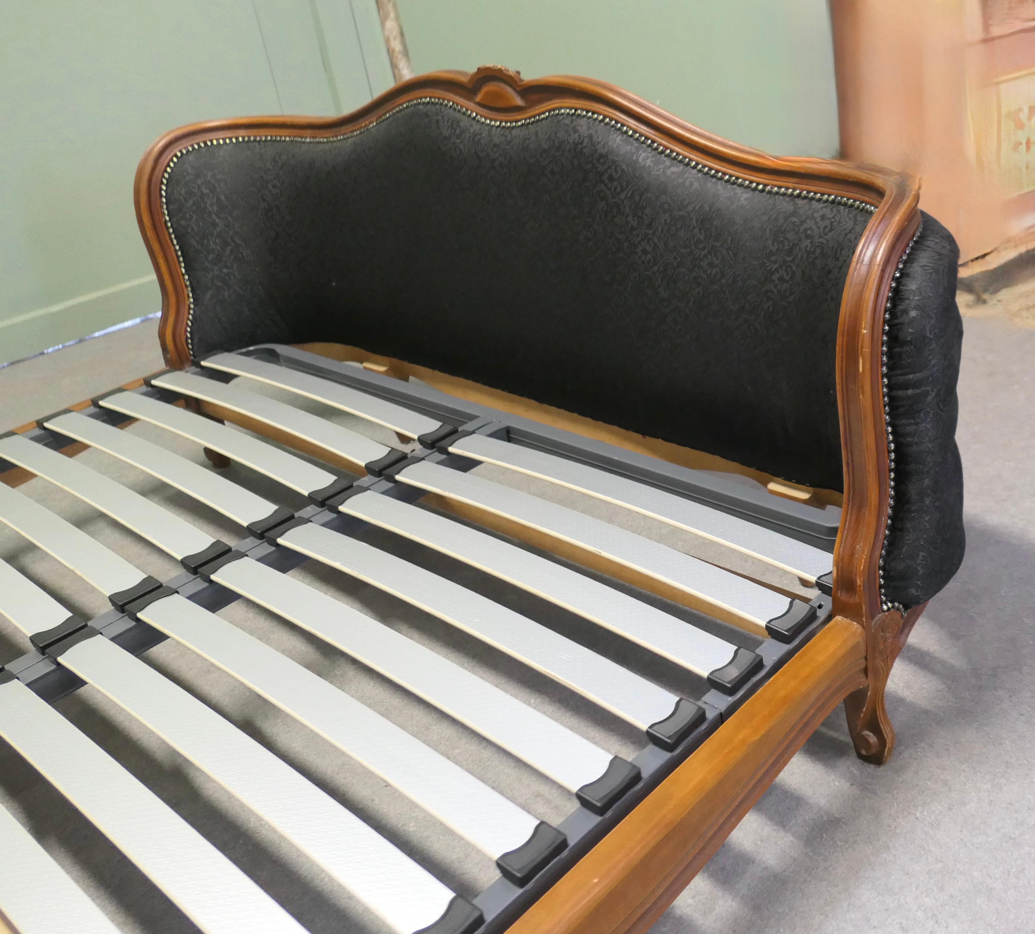 Soie A.I.C.C. lit double en corbielle du 19e siècle   Il s'agit d'un lit Corbielle très impressionnant en vente