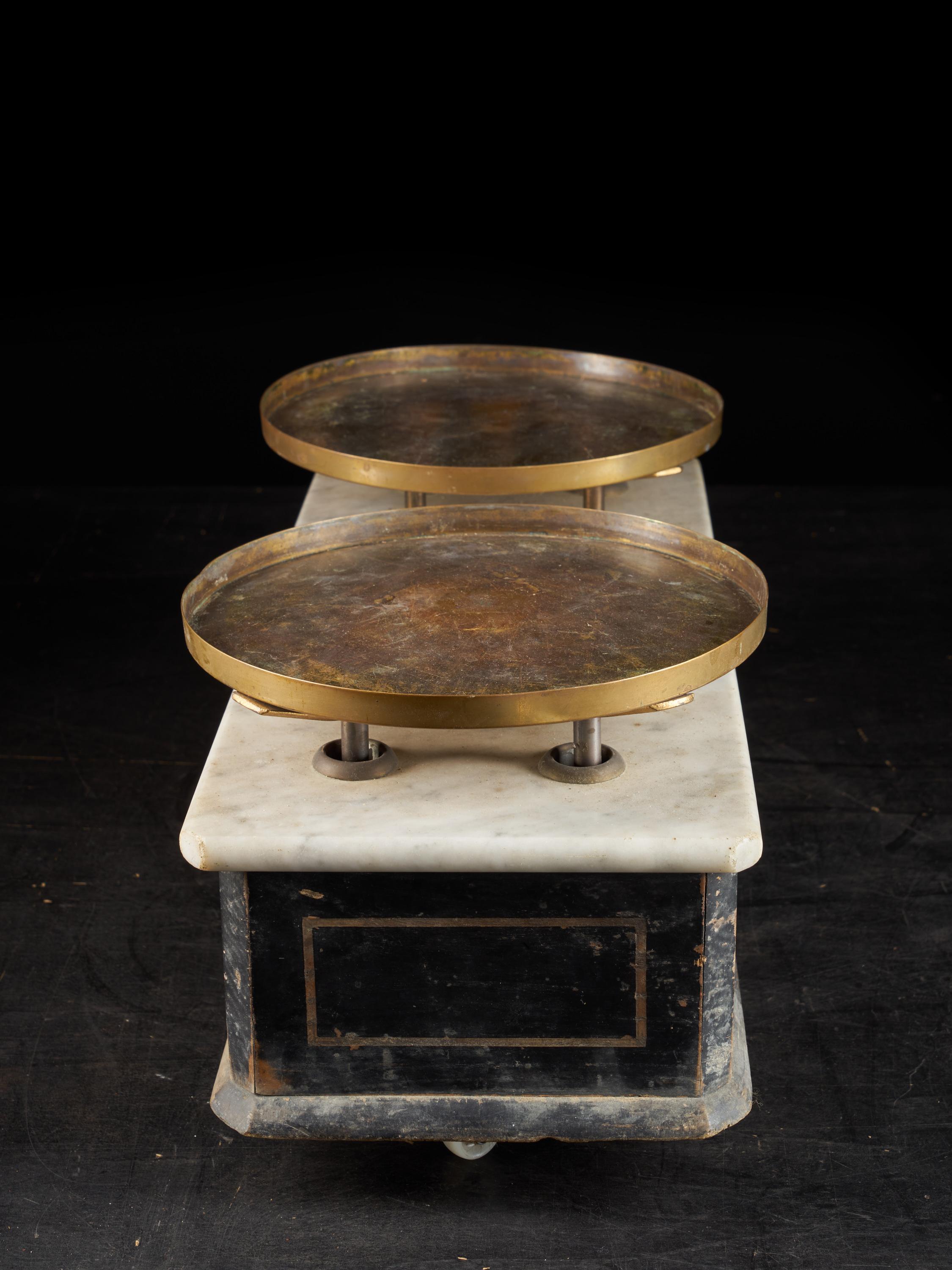 19th Century French Culinary Scale with Two Copper Plateaux In Fair Condition In Leuven , BE