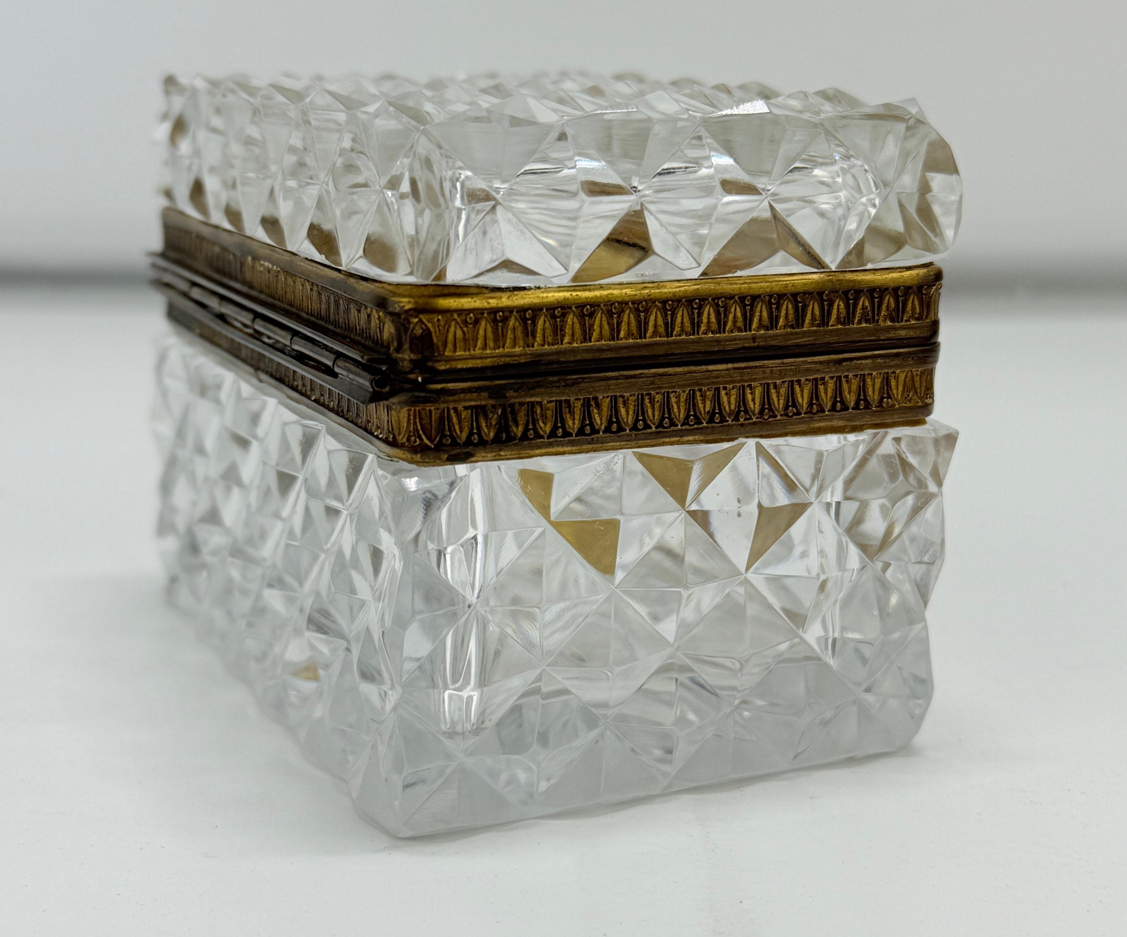 Neoclassico A.I.C., cofanetto francese in cristallo tagliato e bronzo dorato Baccarat Attribuito in vendita