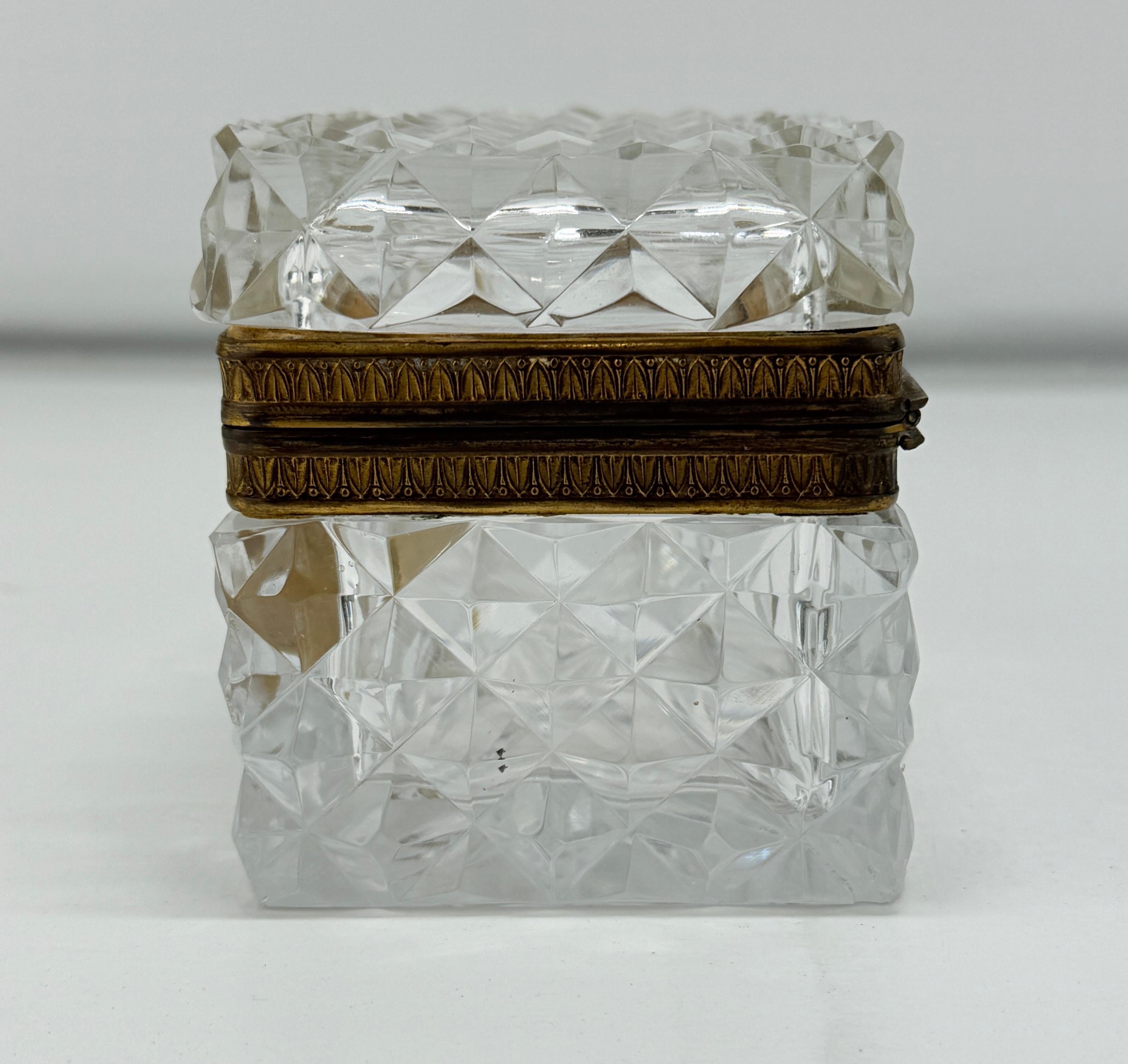 A.I.C., cofanetto francese in cristallo tagliato e bronzo dorato Baccarat Attribuito In condizioni buone in vendita a Atlanta, GA