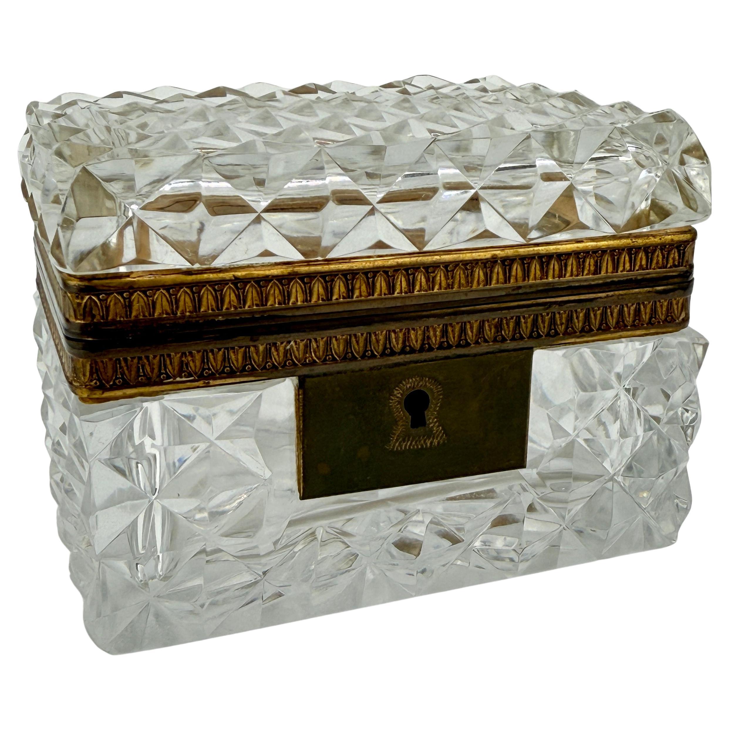 A.I.C., cofanetto francese in cristallo tagliato e bronzo dorato Baccarat Attribuito in vendita