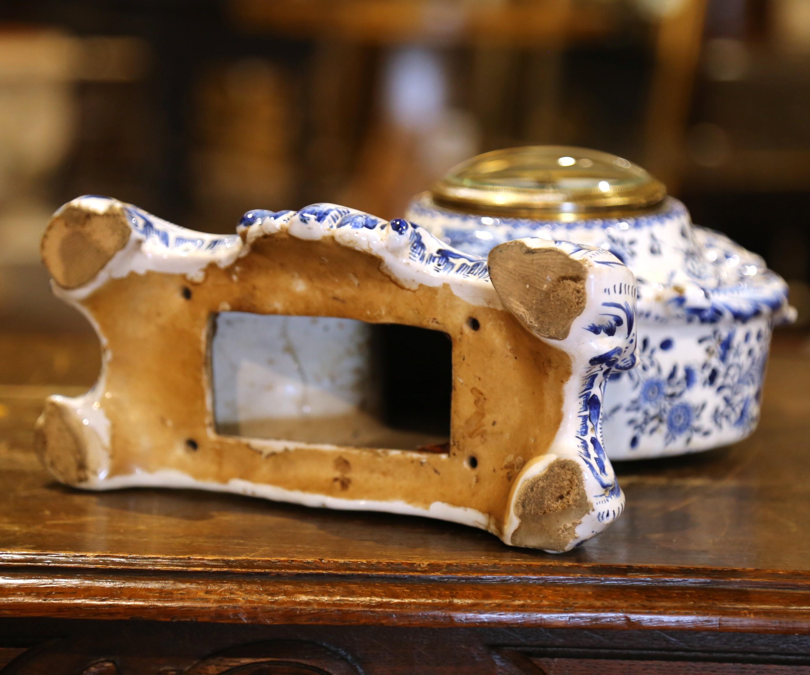 Reloj de chimenea francés del siglo XIX de loza azul y blanca de Delft con escena de molino de viento en venta 3