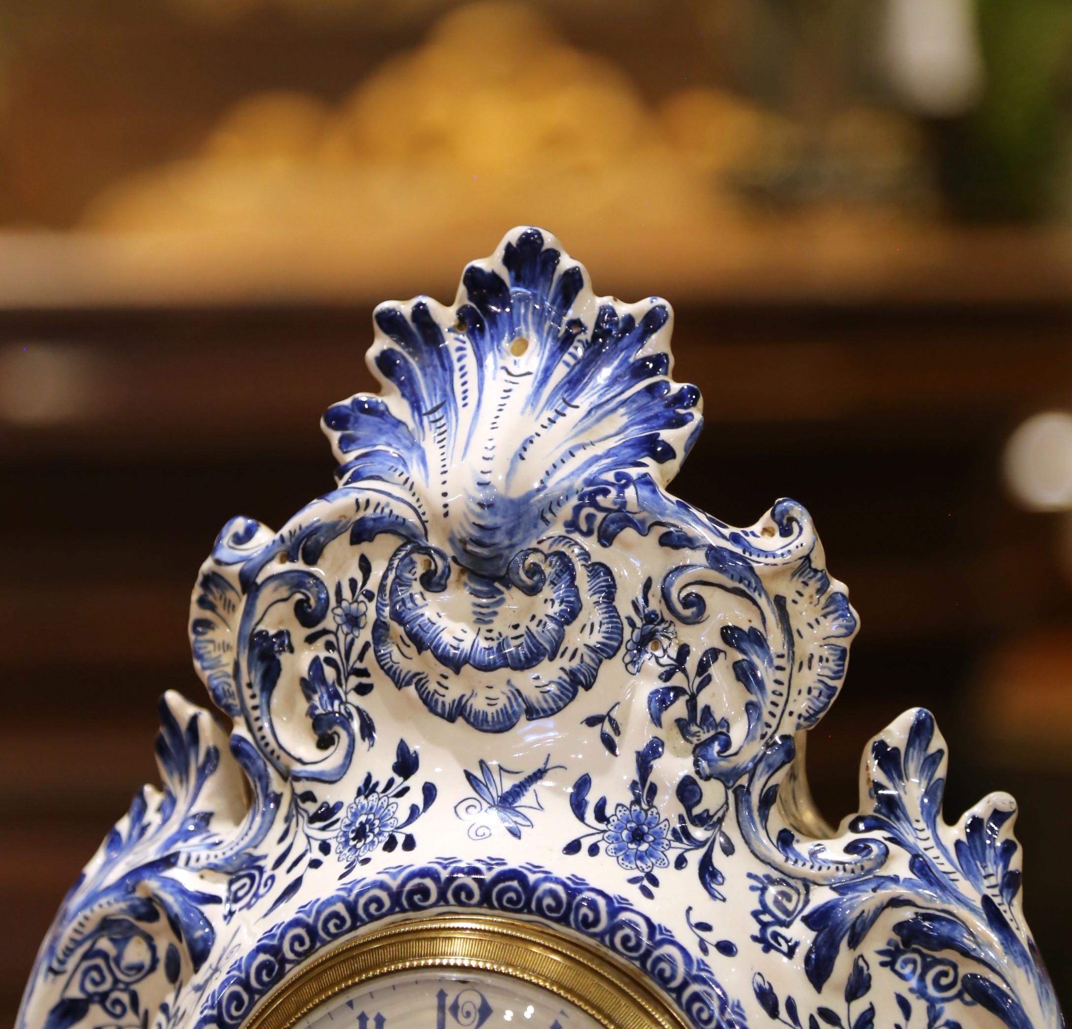 Reloj de chimenea francés del siglo XIX de loza azul y blanca de Delft con escena de molino de viento Luis XV en venta