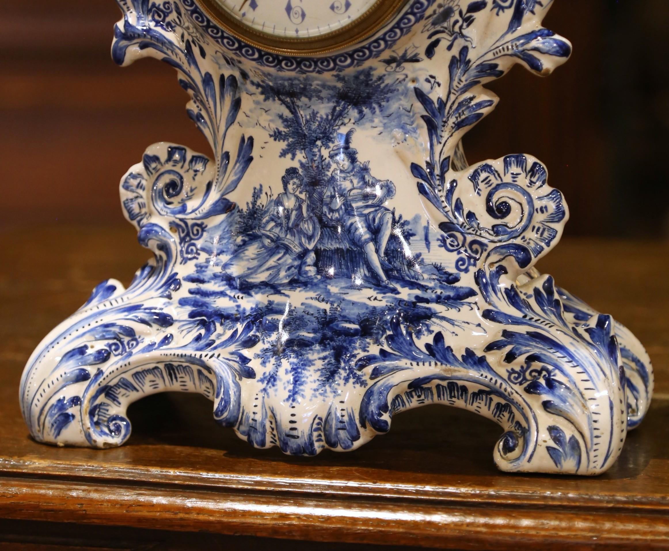 Reloj de chimenea francés del siglo XIX de loza azul y blanca de Delft con escena de molino de viento Francés en venta