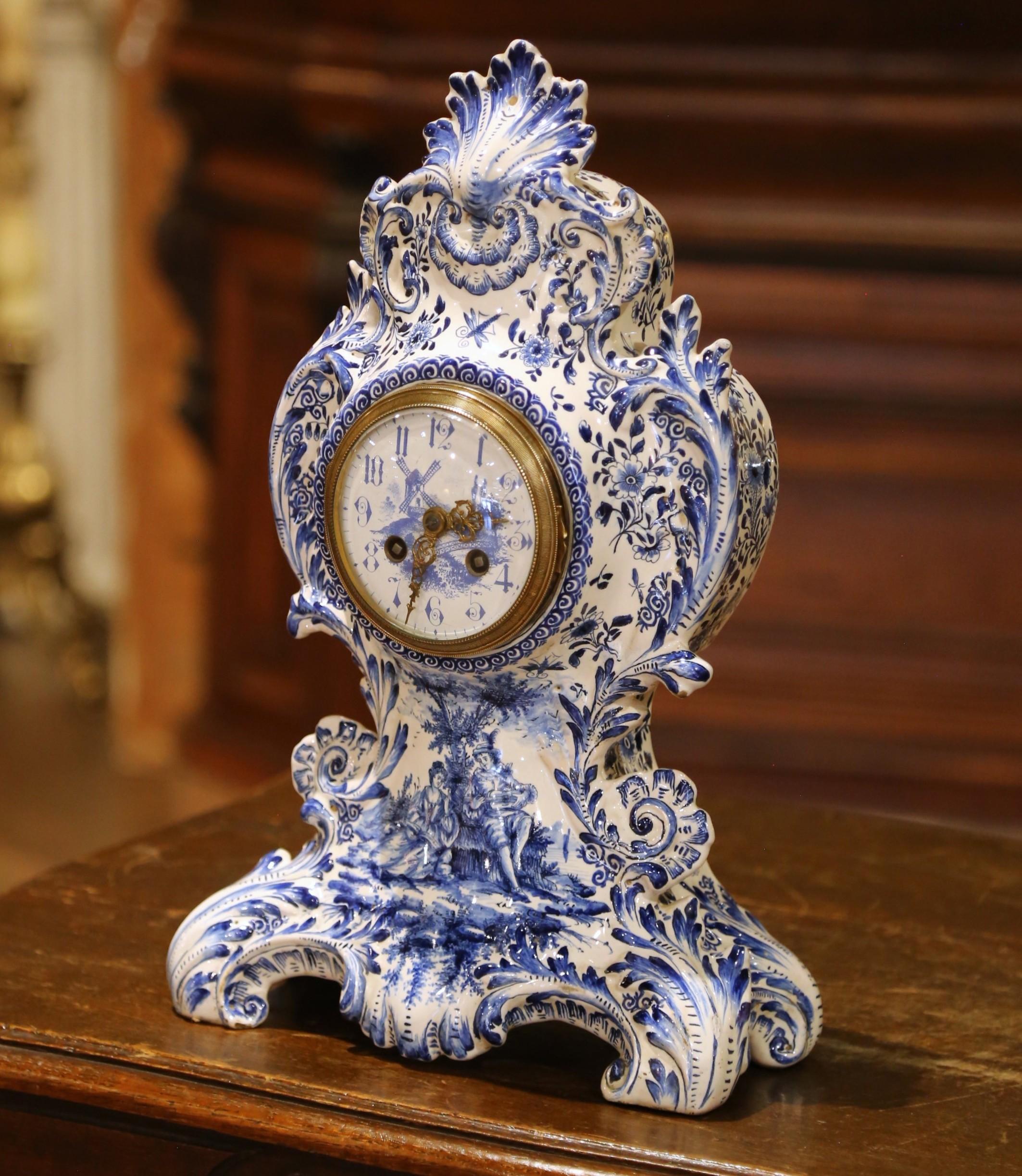 Reloj de chimenea francés del siglo XIX de loza azul y blanca de Delft con escena de molino de viento Hecho a mano en venta