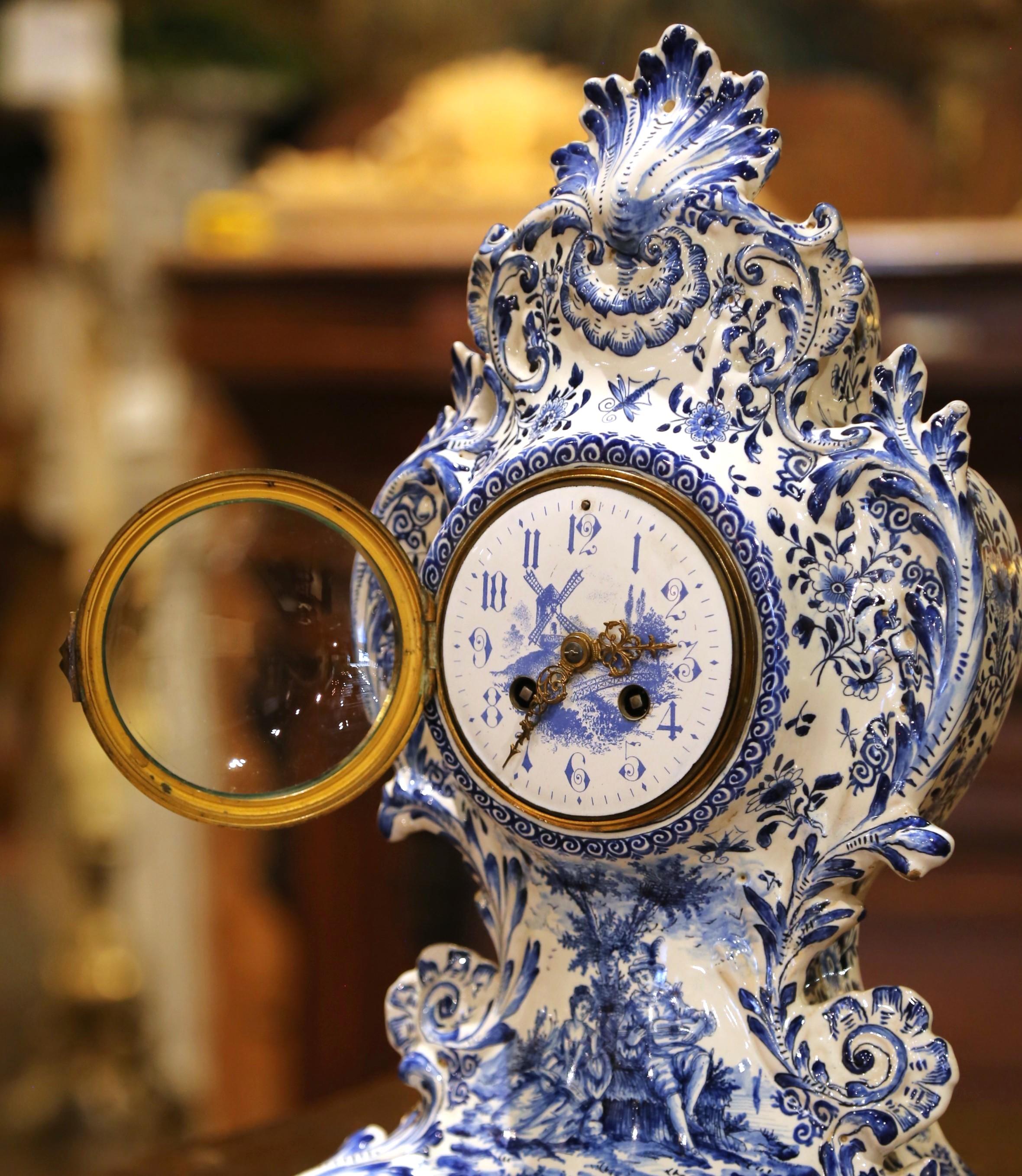 Reloj de chimenea francés del siglo XIX de loza azul y blanca de Delft con escena de molino de viento en Excelente estado para la venta en Dallas, TX