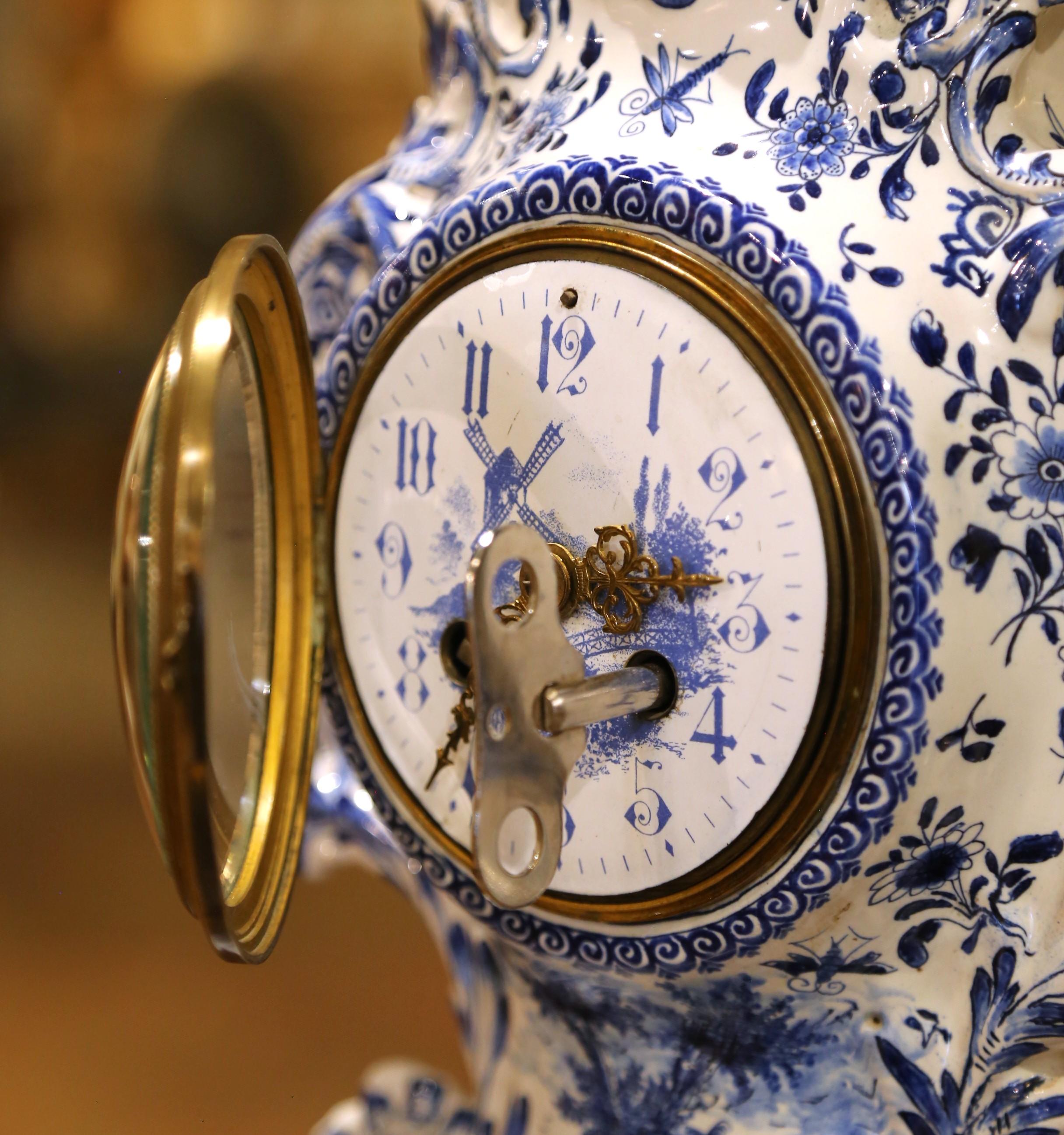 Reloj de chimenea francés del siglo XIX de loza azul y blanca de Delft con escena de molino de viento Porcelana en venta