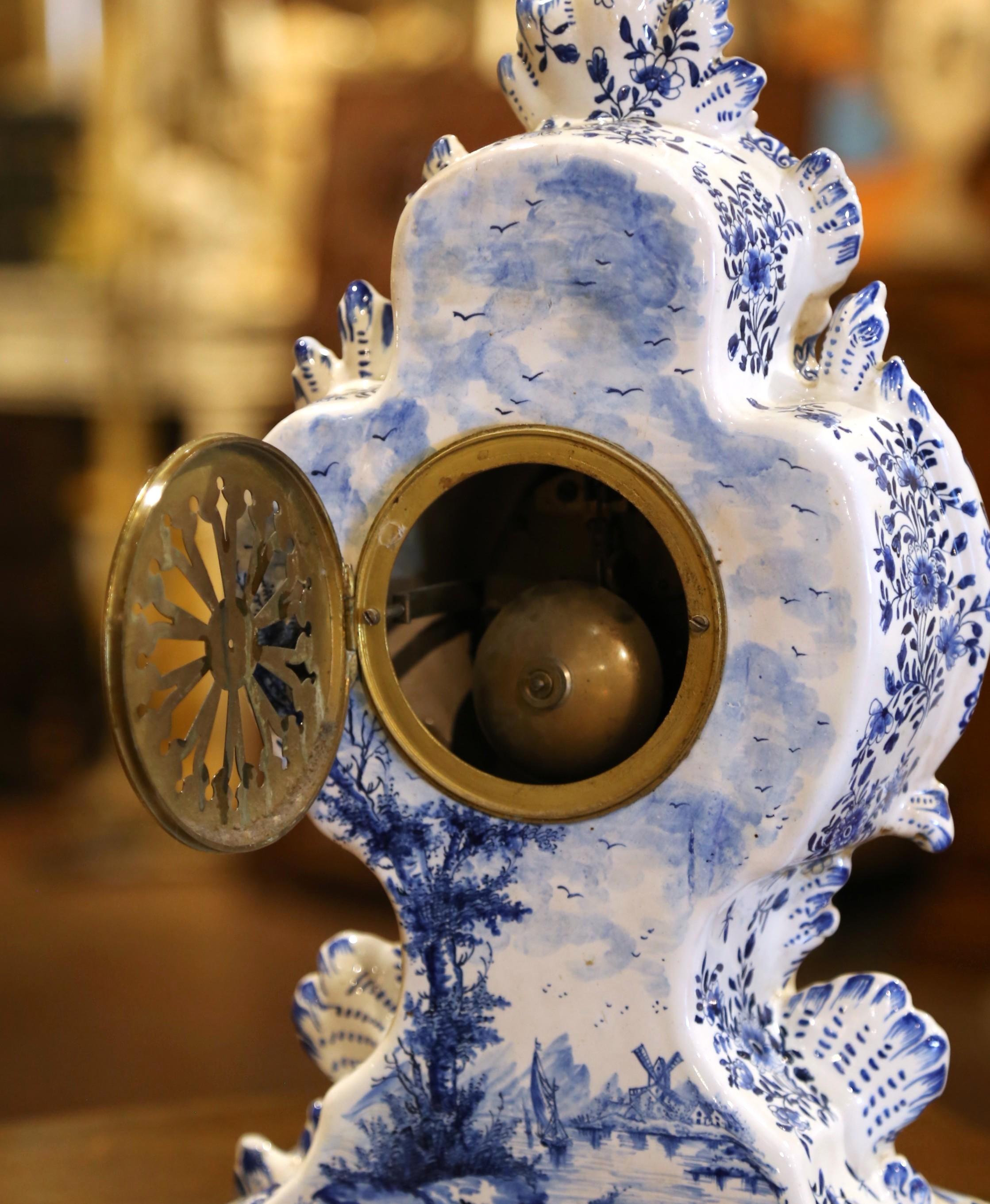 Reloj de chimenea francés del siglo XIX de loza azul y blanca de Delft con escena de molino de viento en venta 2