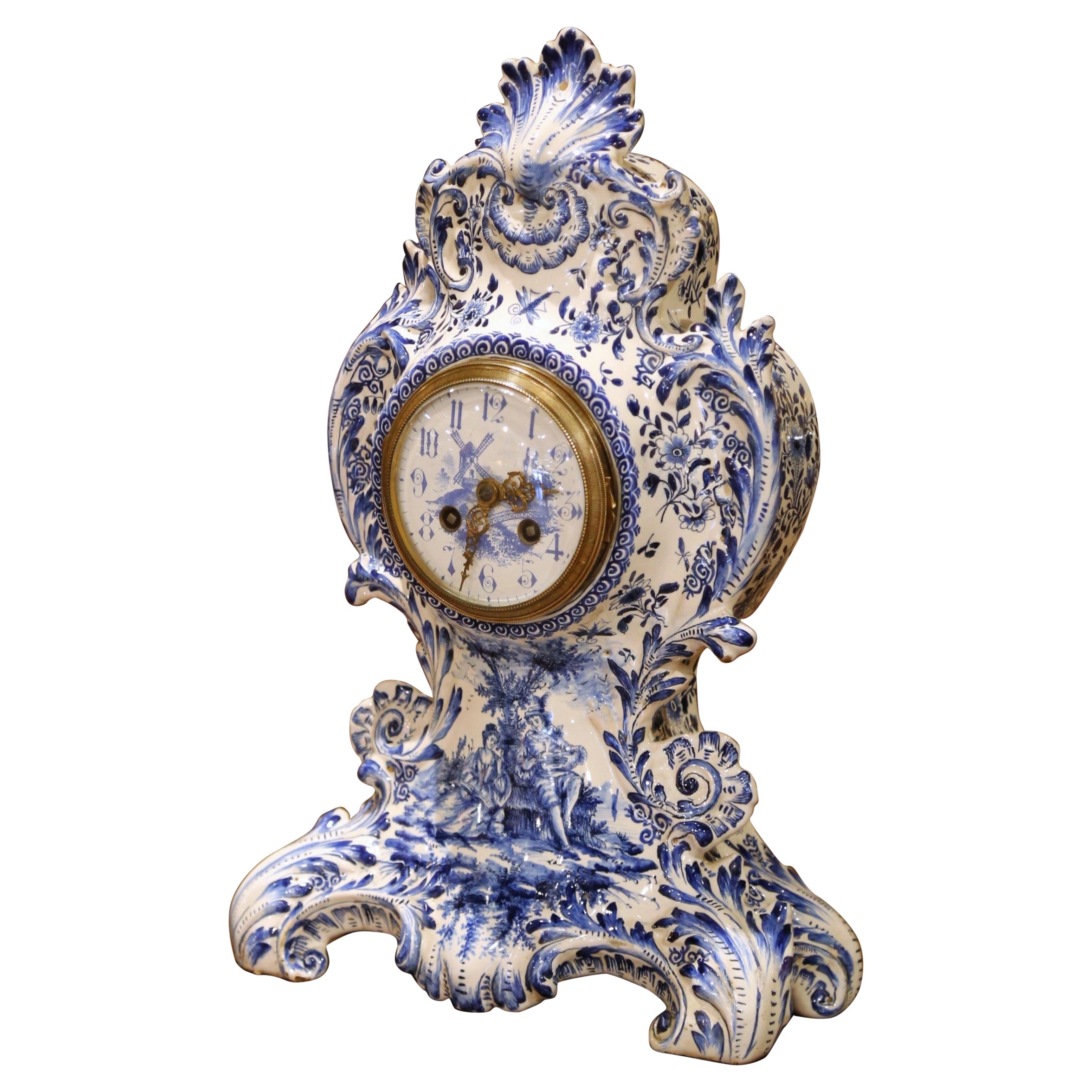 Reloj de chimenea francés del siglo XIX de loza azul y blanca de Delft con escena de molino de viento en venta
