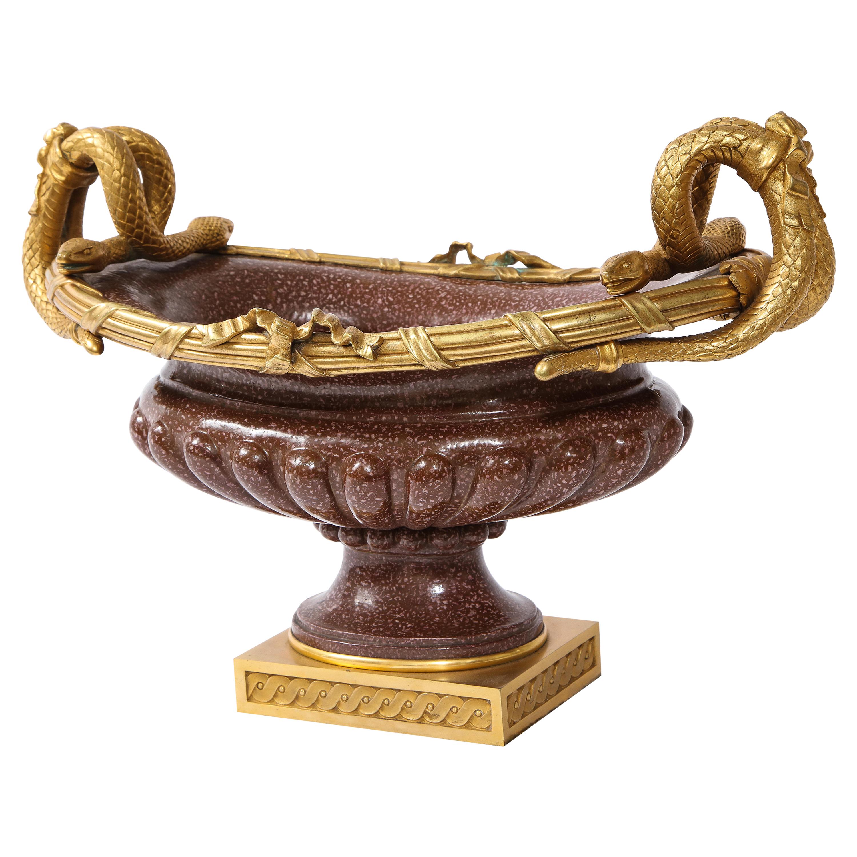 Centre de table français du 19ème siècle en bronze doré avec poignée en forme de serpent et fausse porcelaine de porphyre