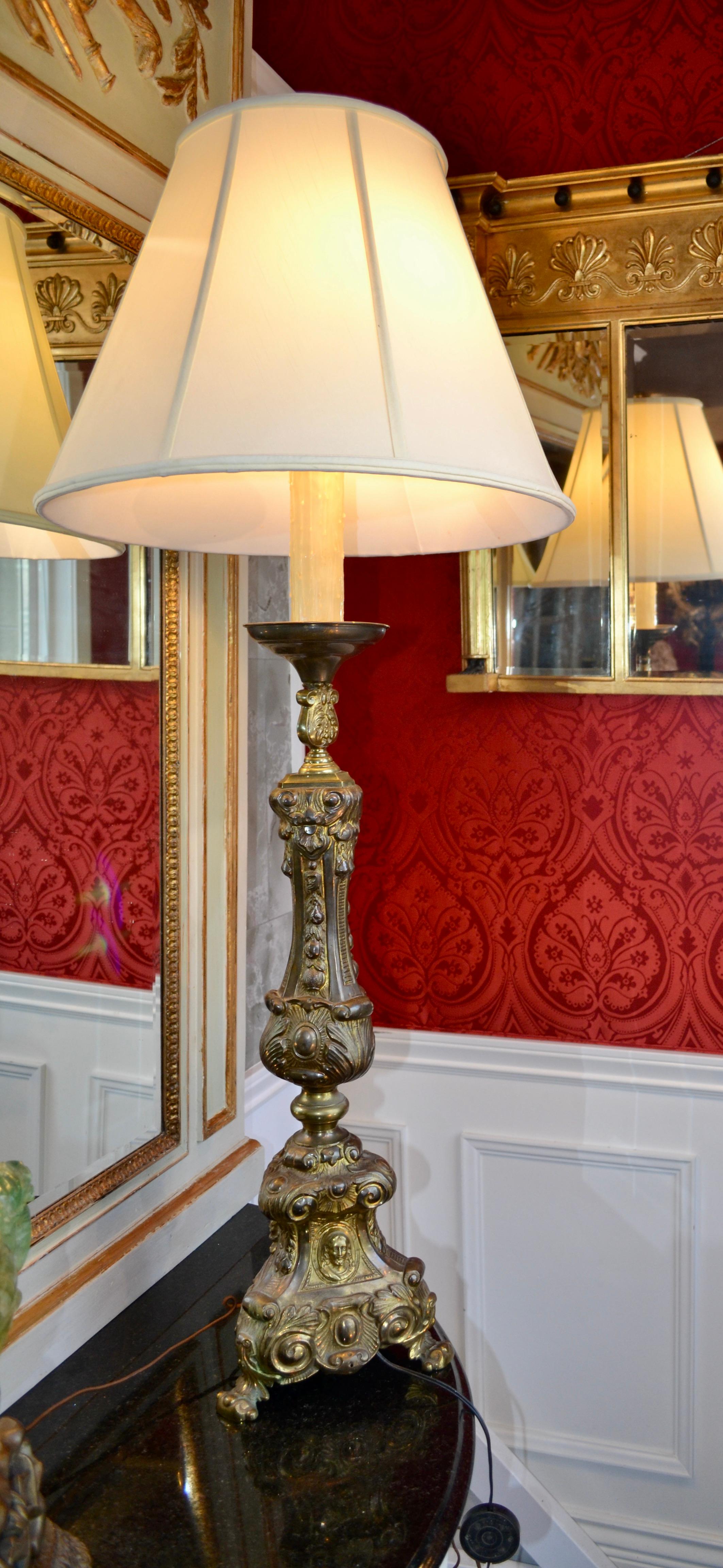 Französischer kirchlicher Kerzenständer aus dem 19. Jahrhundert, umgewandelt in eine Lampe im Angebot 4
