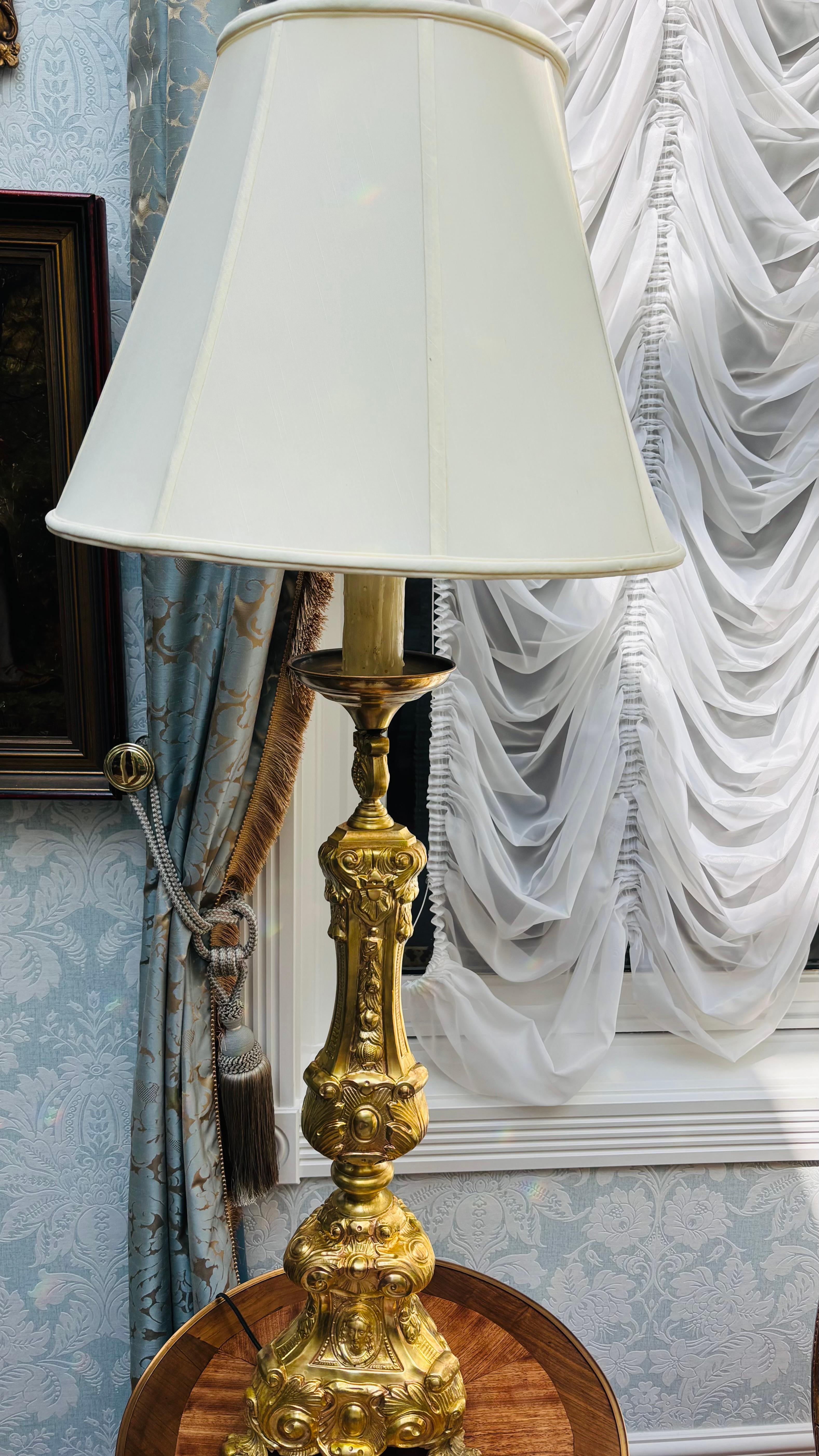 Candeliere ecclesiastico francese del XIX secolo trasformato in lampada in vendita 6