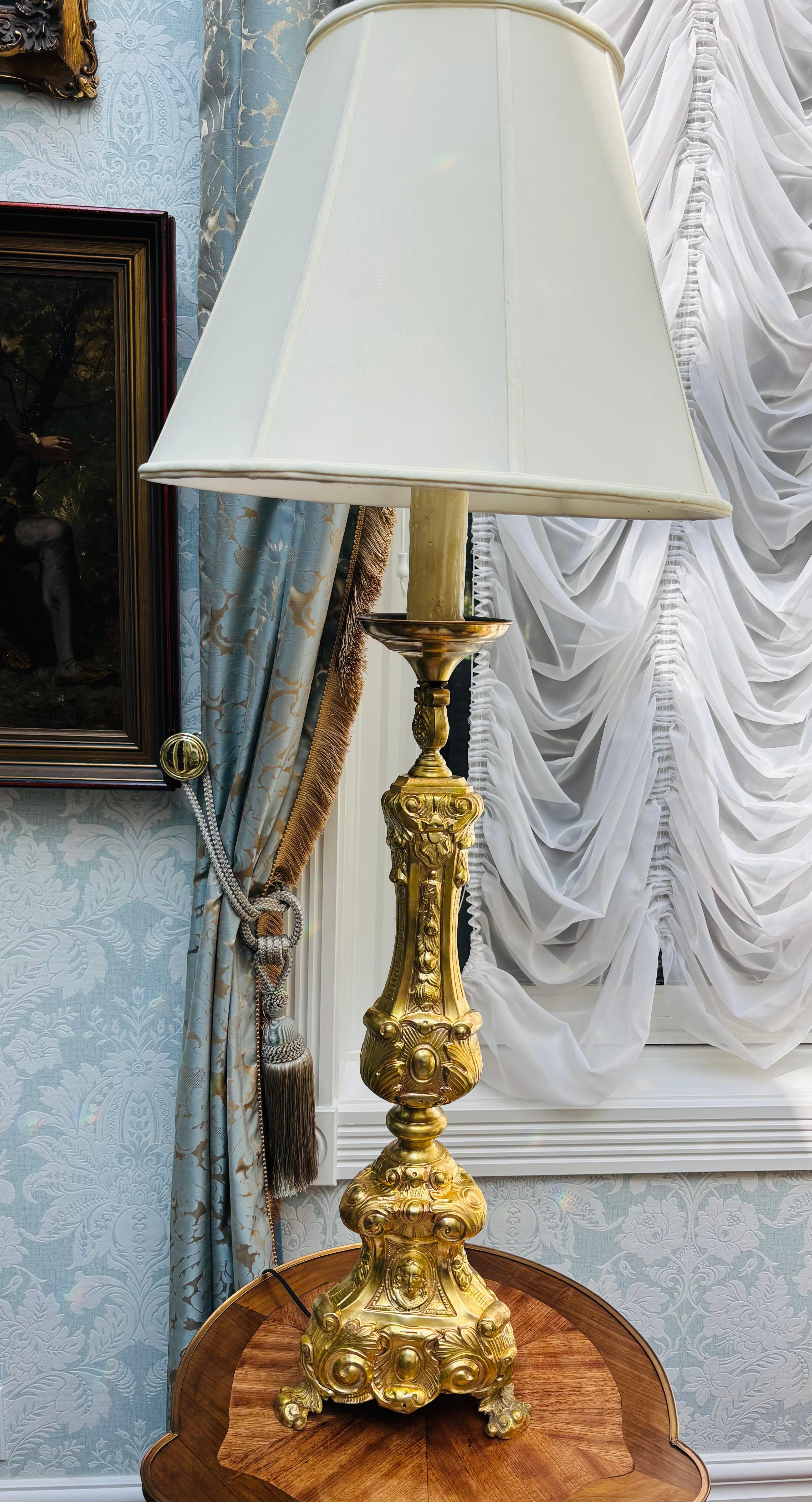 Candeliere ecclesiastico francese del XIX secolo trasformato in lampada in vendita 7