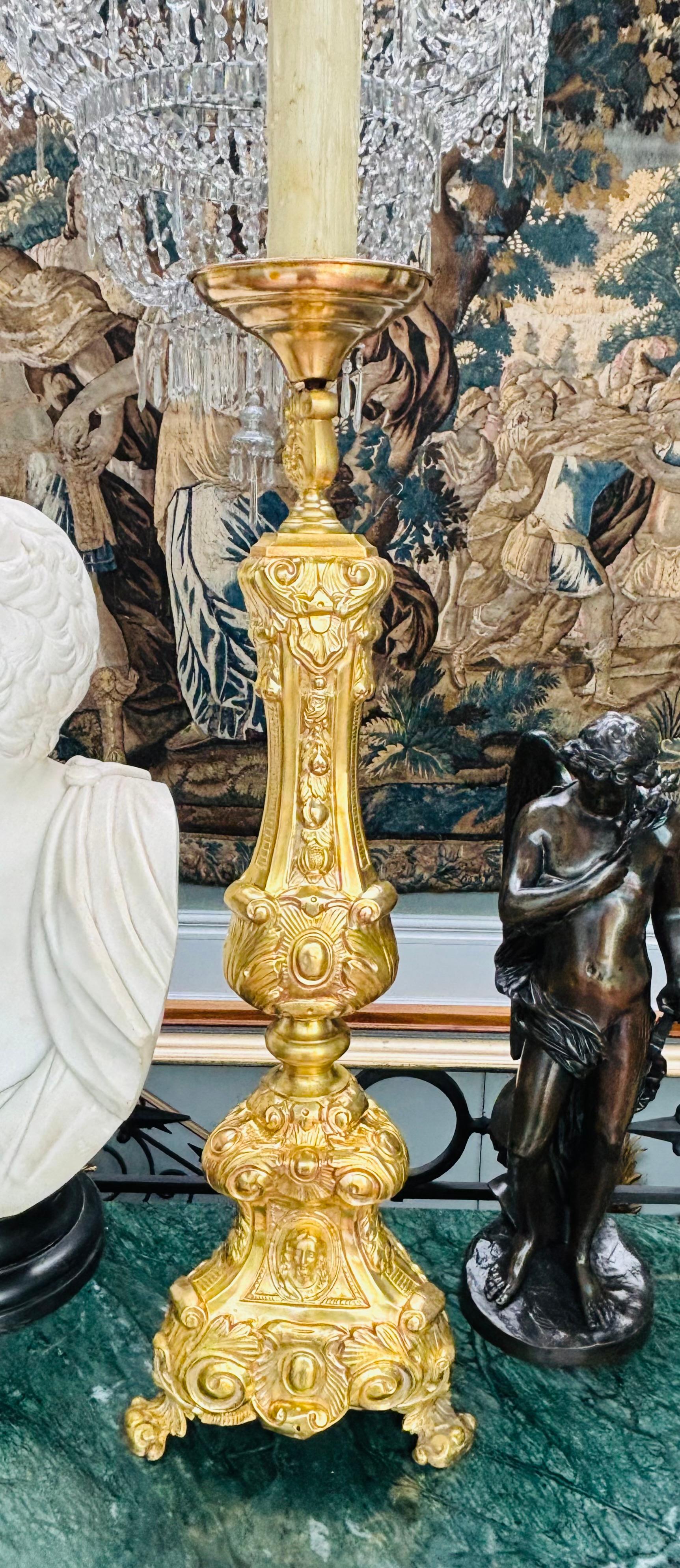 Candeliere ecclesiastico francese del XIX secolo trasformato in lampada in vendita 9