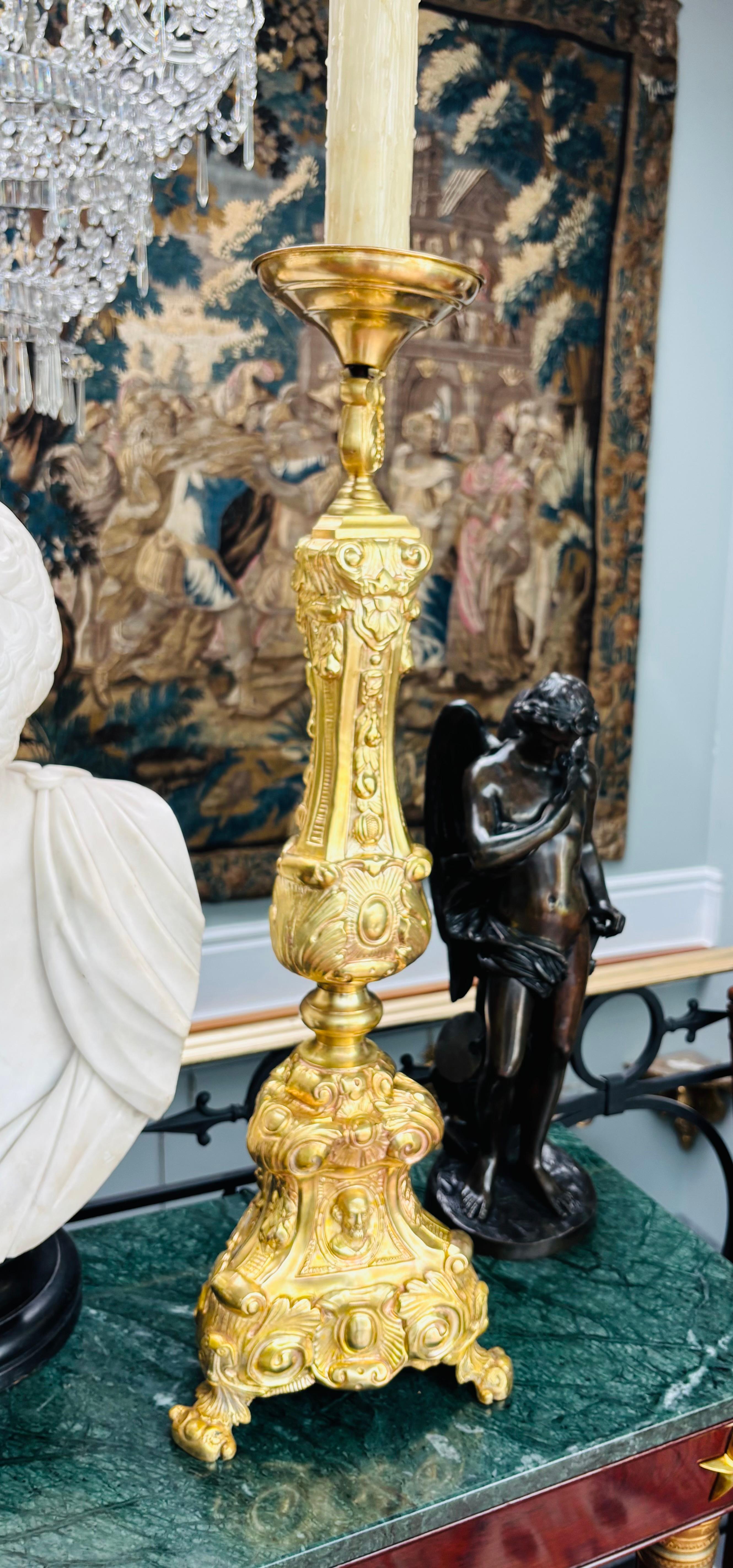 Candeliere ecclesiastico francese del XIX secolo trasformato in lampada in vendita 11