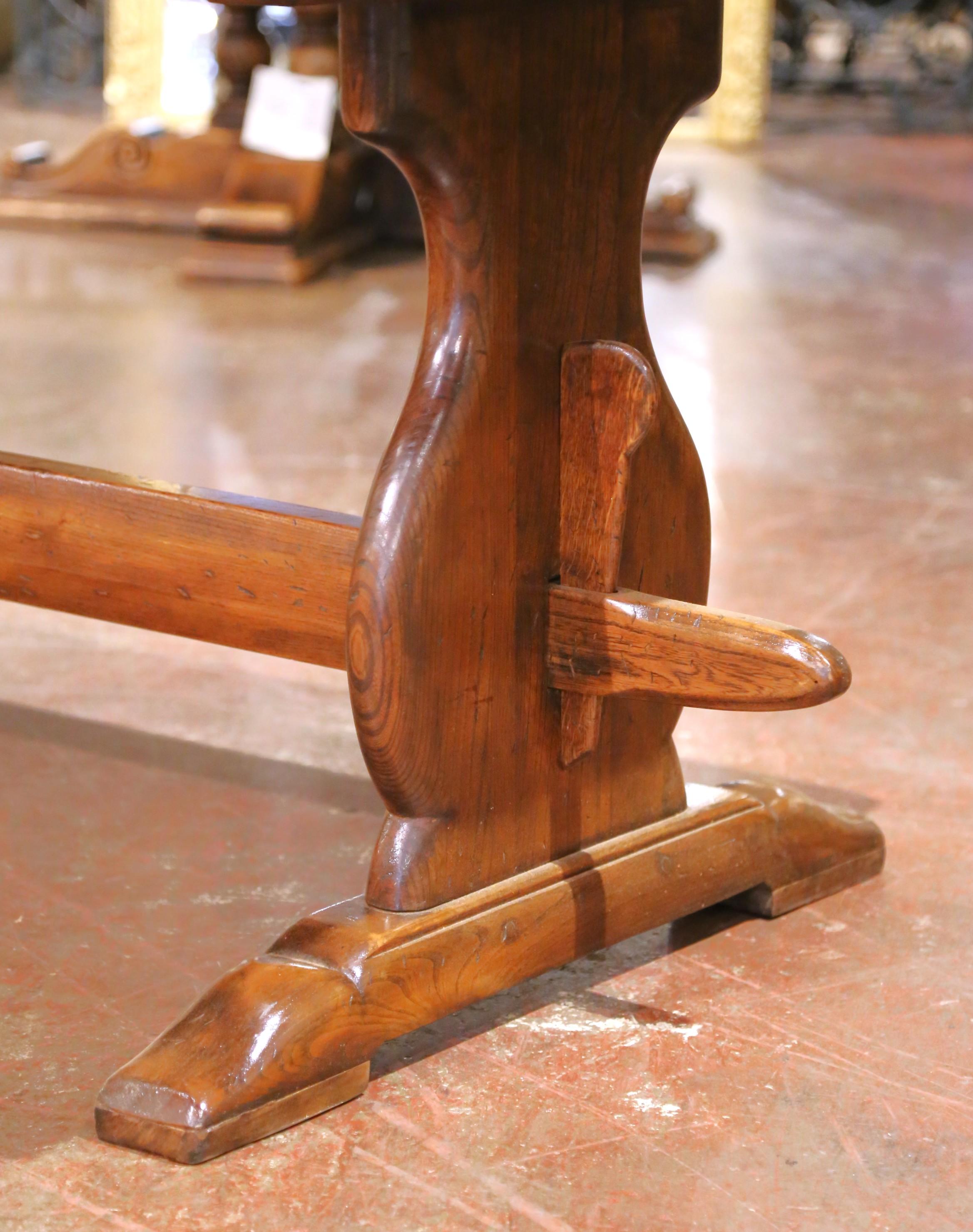 Sculpté à la main A.I.C. Table de ferme à réfectoire en orme français avec tréteaux et traverse en vente