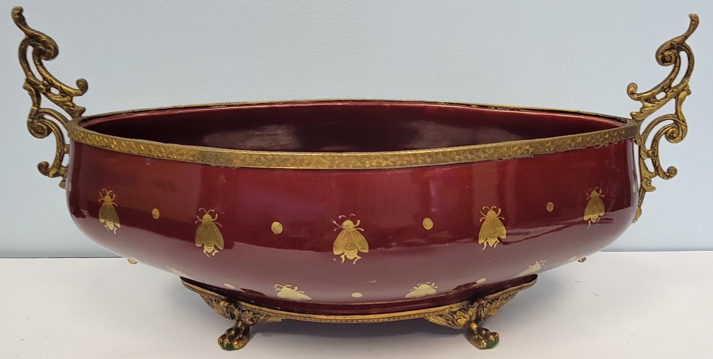 Il s'agit d'une jardinière en bronze doré de style Empire français du 19ème siècle avec un motif d'abeille napoléonien. Il est marqué sur la face inférieure. Il est en très bon état. L'émail est d'une magnifique couleur grenat qui permet aux