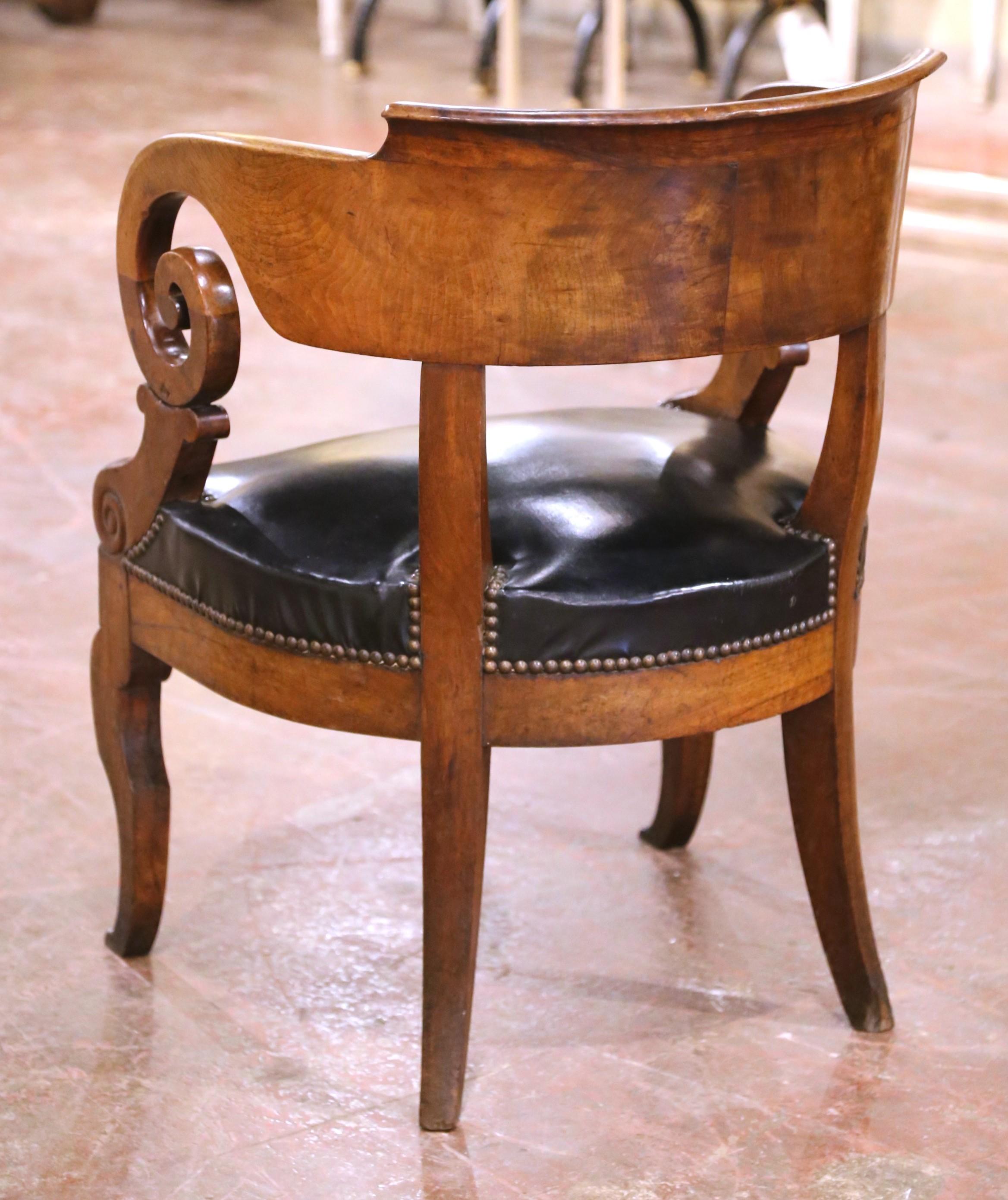 Sillón de escritorio de caoba imperio francés del s. XIX con brazos en volutas y asiento de cuero en venta 2