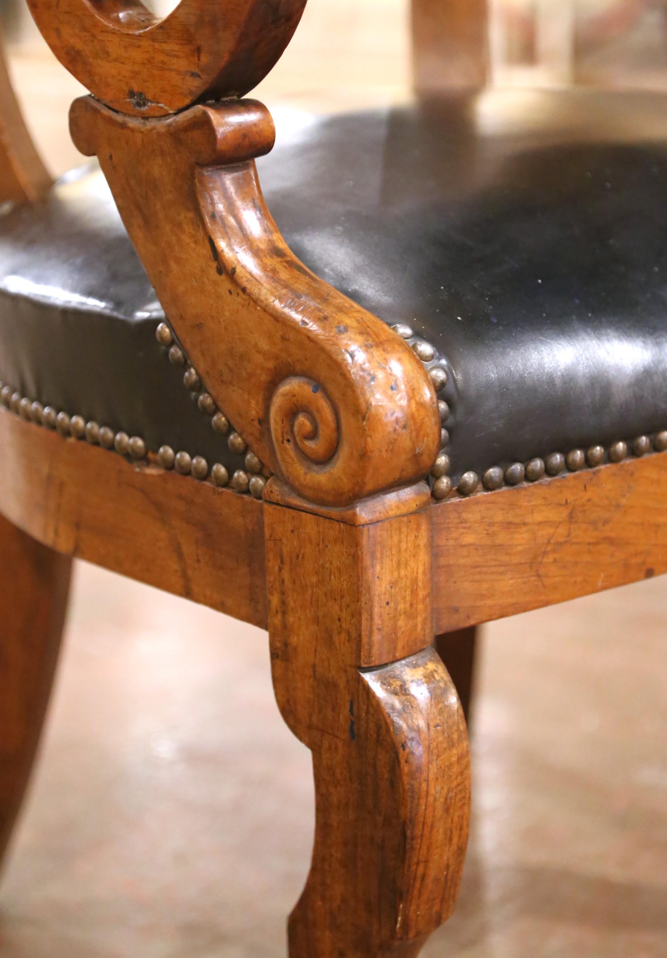 Sillón de escritorio de caoba imperio francés del s. XIX con brazos en volutas y asiento de cuero Imperio en venta