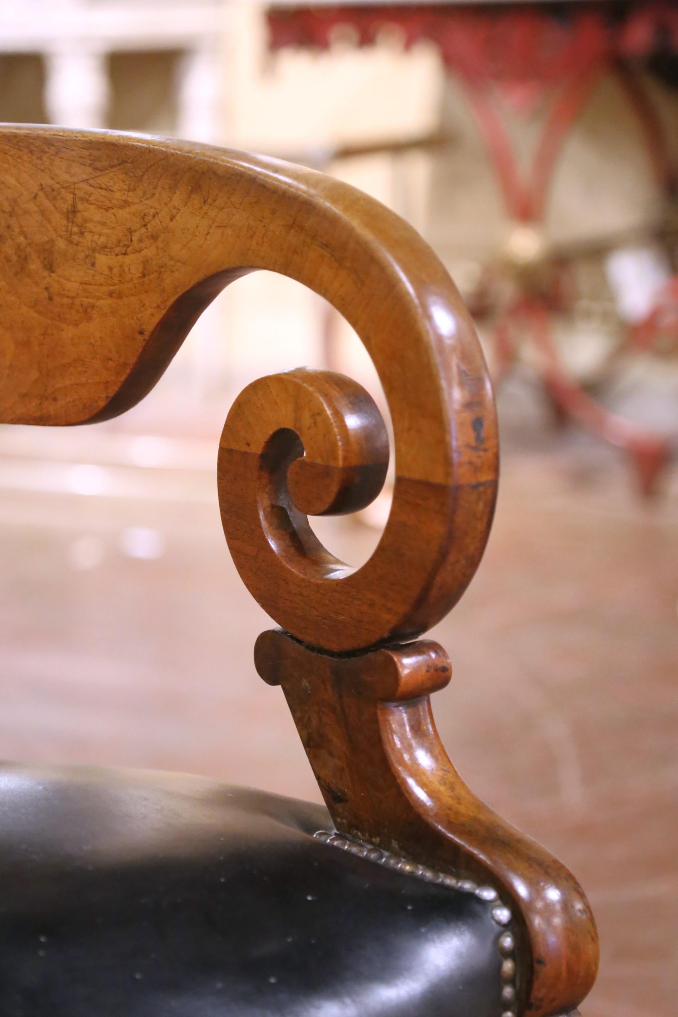 Sillón de escritorio de caoba imperio francés del s. XIX con brazos en volutas y asiento de cuero Francés en venta
