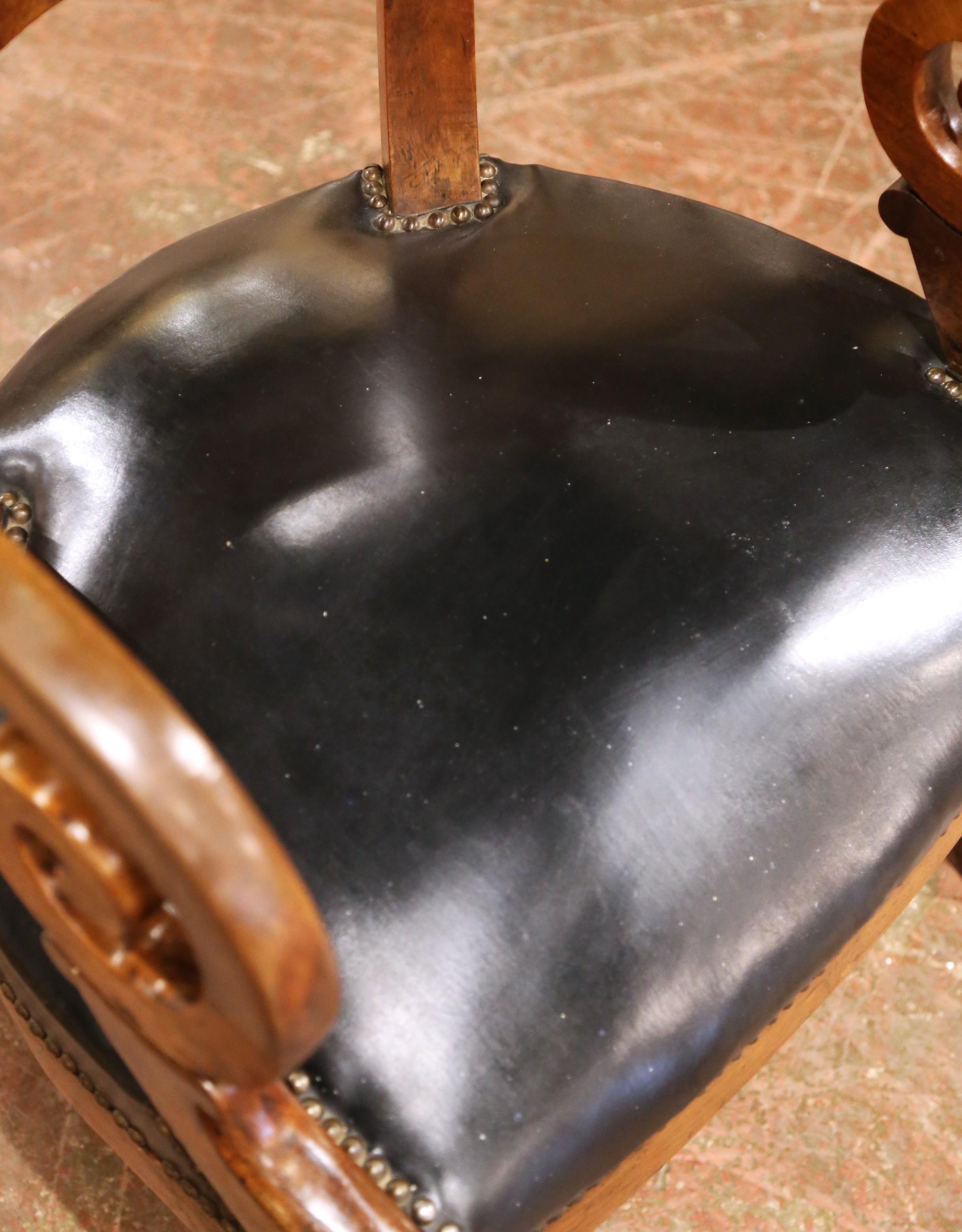Sillón de escritorio de caoba imperio francés del s. XIX con brazos en volutas y asiento de cuero Tallado a mano en venta