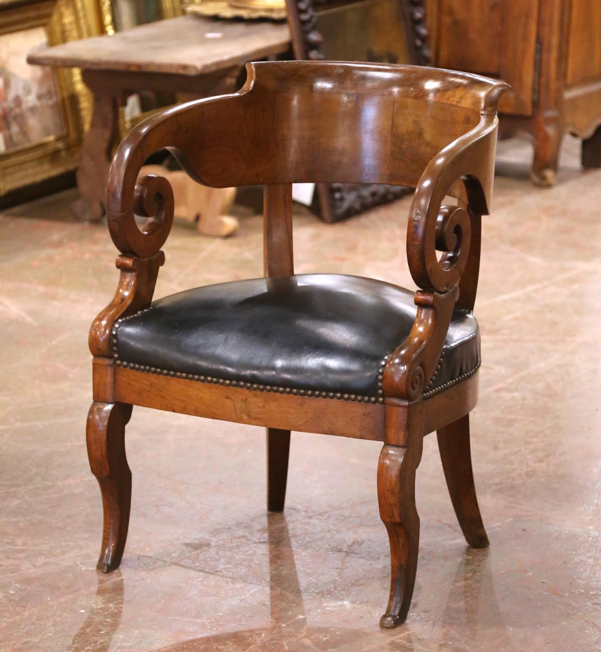 Sillón de escritorio de caoba imperio francés del s. XIX con brazos en volutas y asiento de cuero en Excelente estado para la venta en Dallas, TX