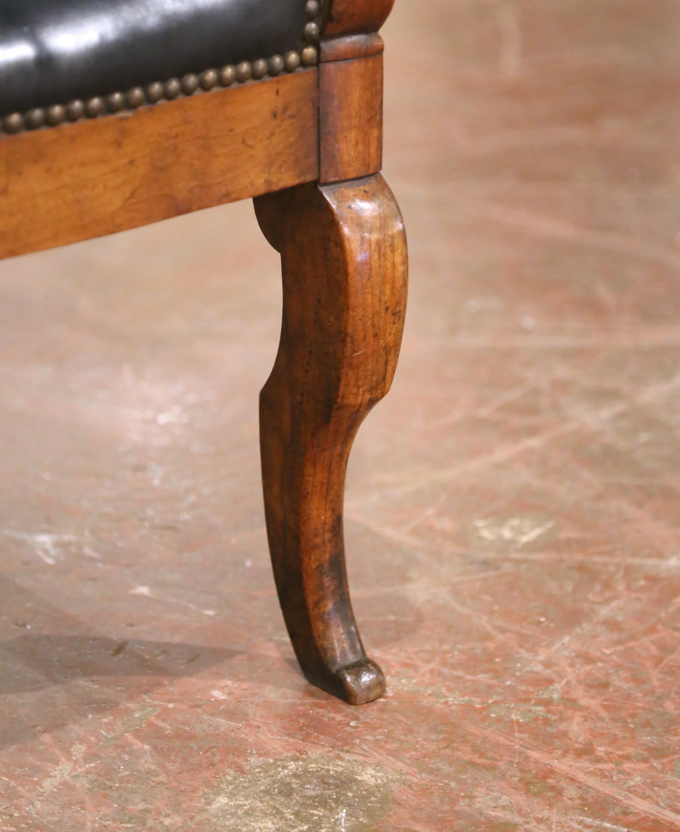 Sillón de escritorio de caoba imperio francés del s. XIX con brazos en volutas y asiento de cuero siglo XIX en venta