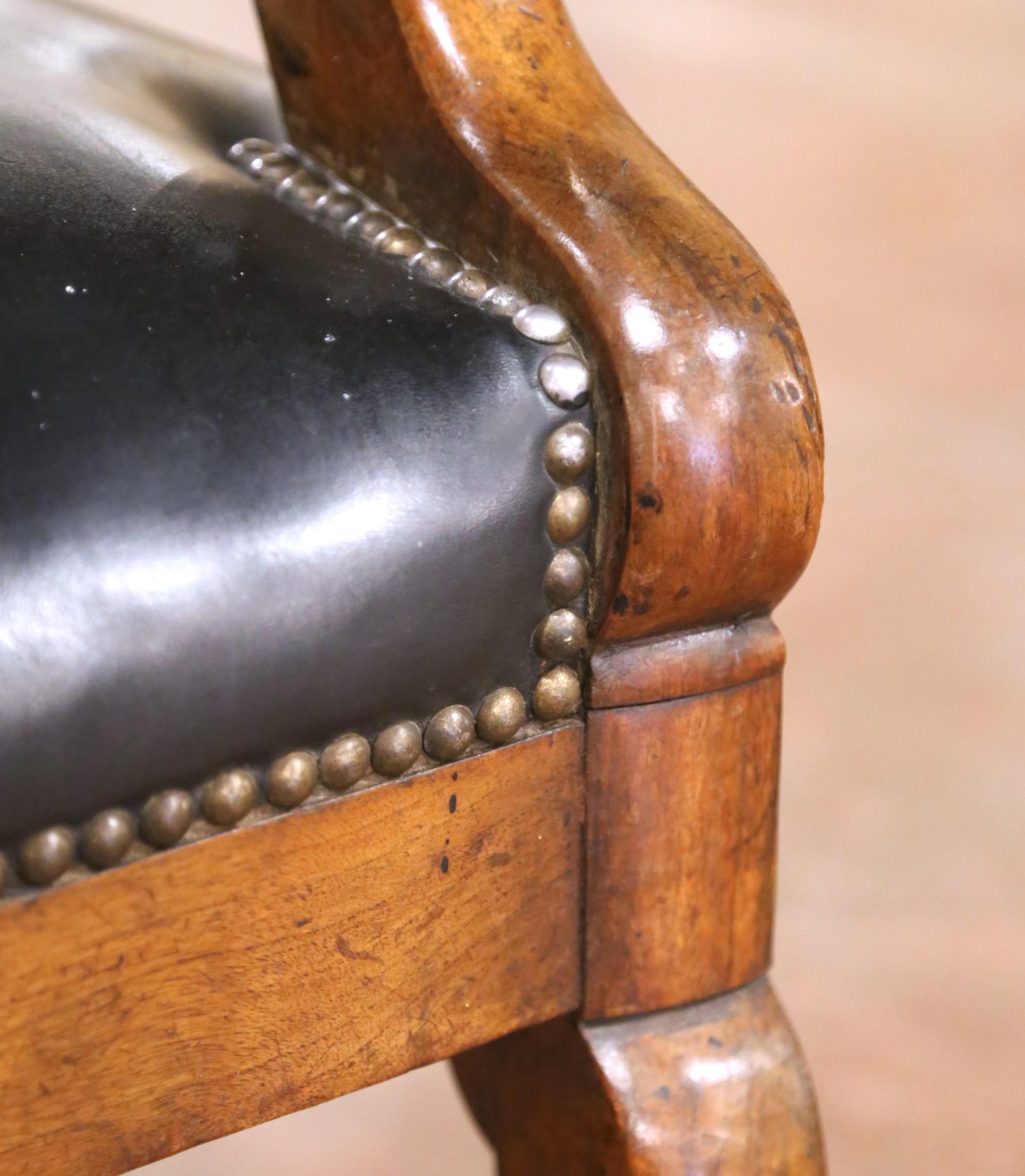 Sillón de escritorio de caoba imperio francés del s. XIX con brazos en volutas y asiento de cuero Cuero en venta