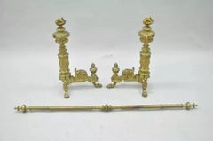 19. Jh. Französisches Empire Neoklassisch Flamme & Löwe Messing Pfote Andirons & Bar - Paar