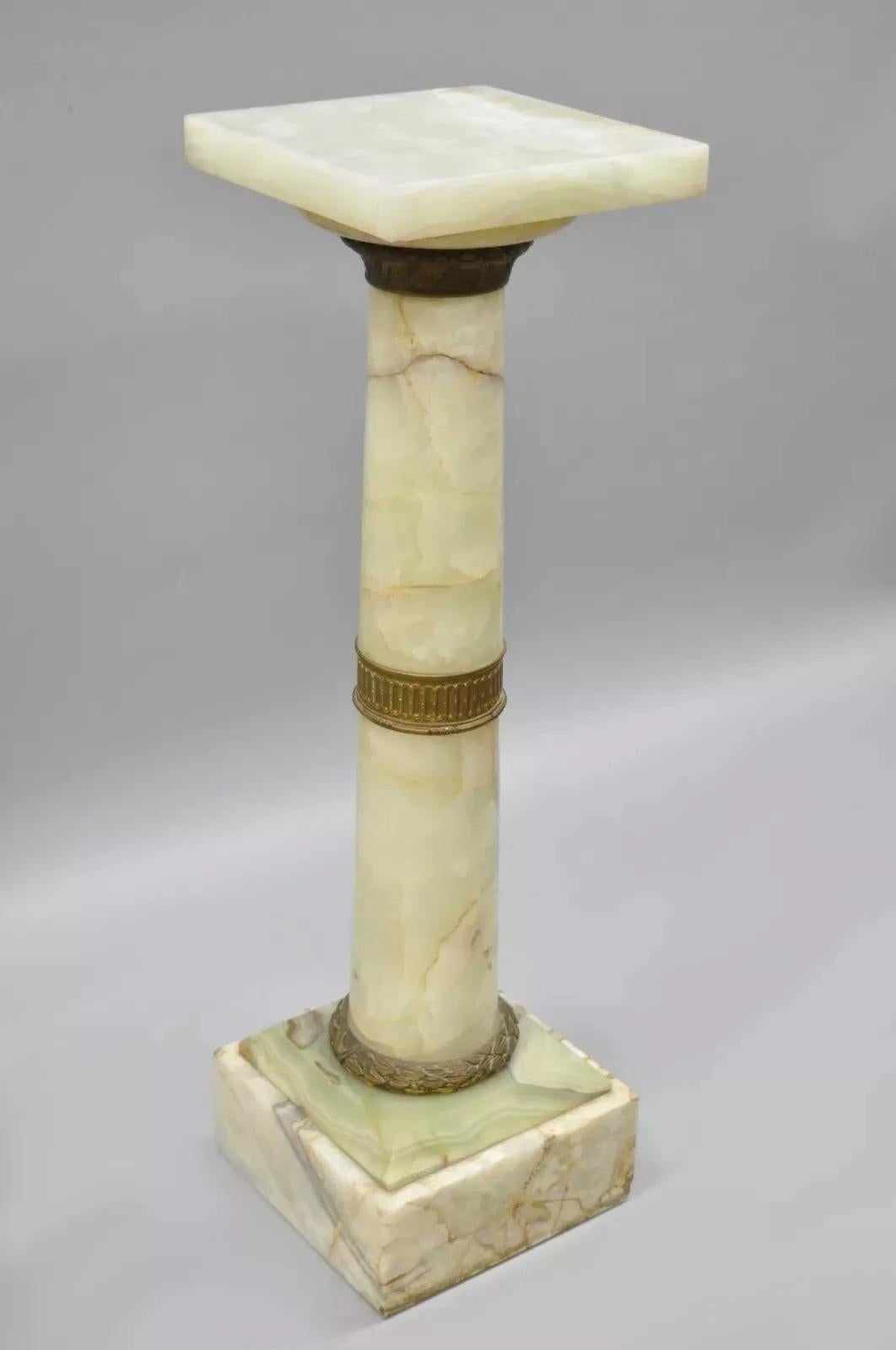 A.I.C., colonne colonne tournante en onyx et bronze d'orfèvrerie de l'Empire français. Cette pièce se caractérise par un plateau tournant, du bronze doré, de belles pierres d'onyx vertes et beiges, et une forme classique intemporelle. Circa Early