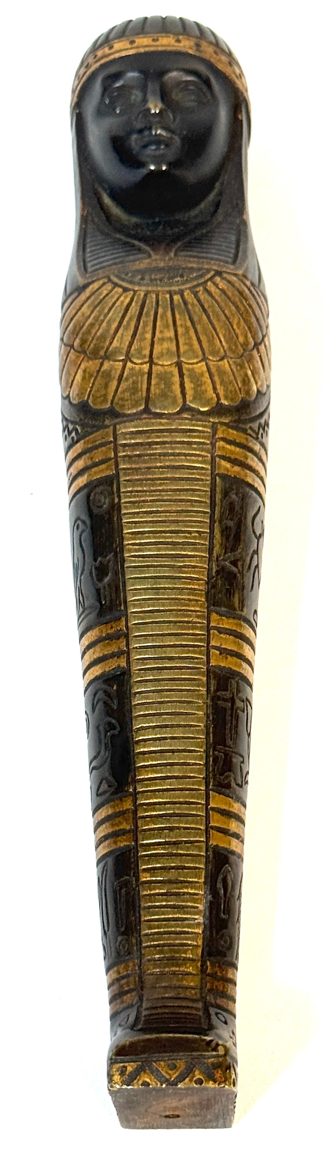 Französisches Empire oder Napoléon III Patinierte und vergoldete Bronze Sarkophaghalterung, Ägyptische Wiedergeburt, um 1800-1860

Ein fein gegossener und paketvergoldeter französischer Bronzemöbelhalter in Form eines ägyptischen Miniatursarkophags