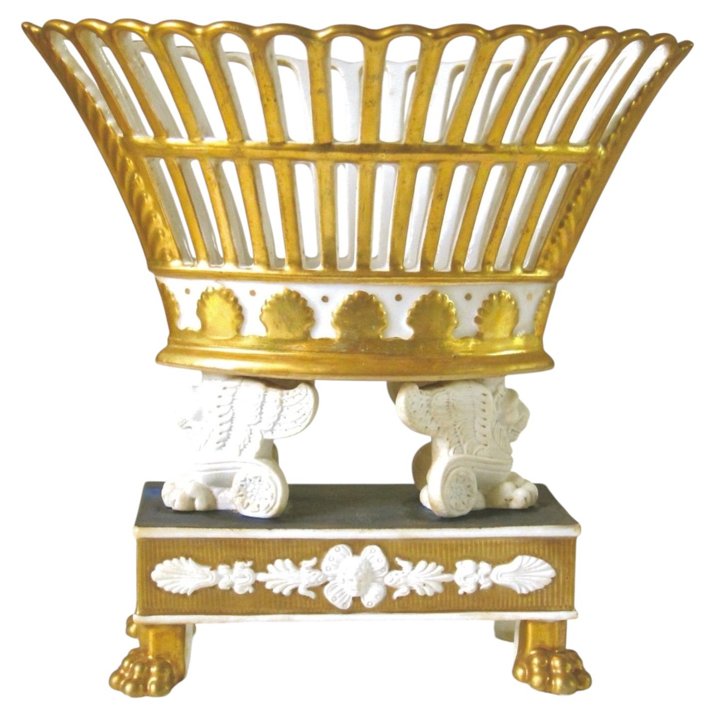 siglo XIX Cesta «Corbeille» de porcelana de París, del Imperio francés, con patas en forma de garra de león, circa 1820 en venta