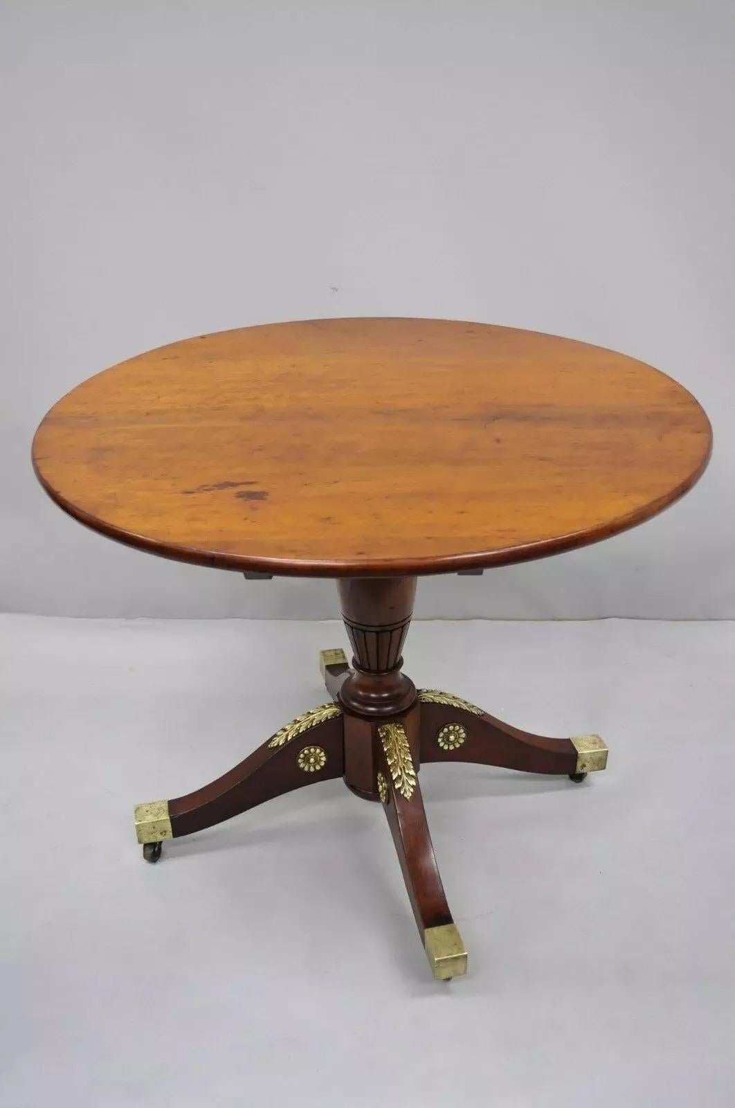 Table centrale ronde de style Empire français du 19e siècle, en acajou et bronze, avec plateau basculant en vente 4