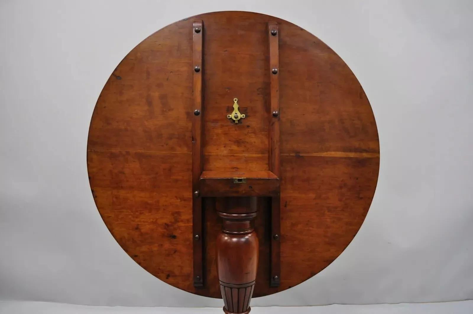 Table centrale ronde de style Empire français du 19e siècle, en acajou et bronze, avec plateau basculant en vente 6