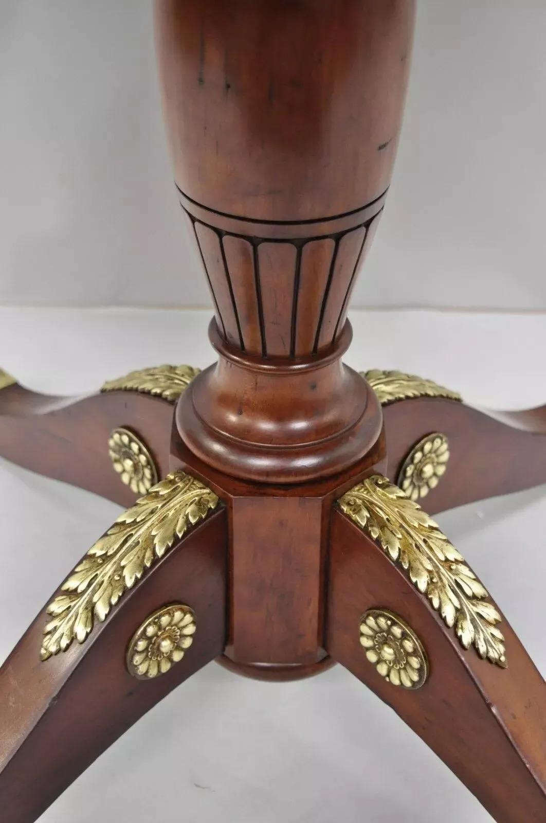 Inconnu Table centrale ronde de style Empire français du 19e siècle, en acajou et bronze, avec plateau basculant en vente