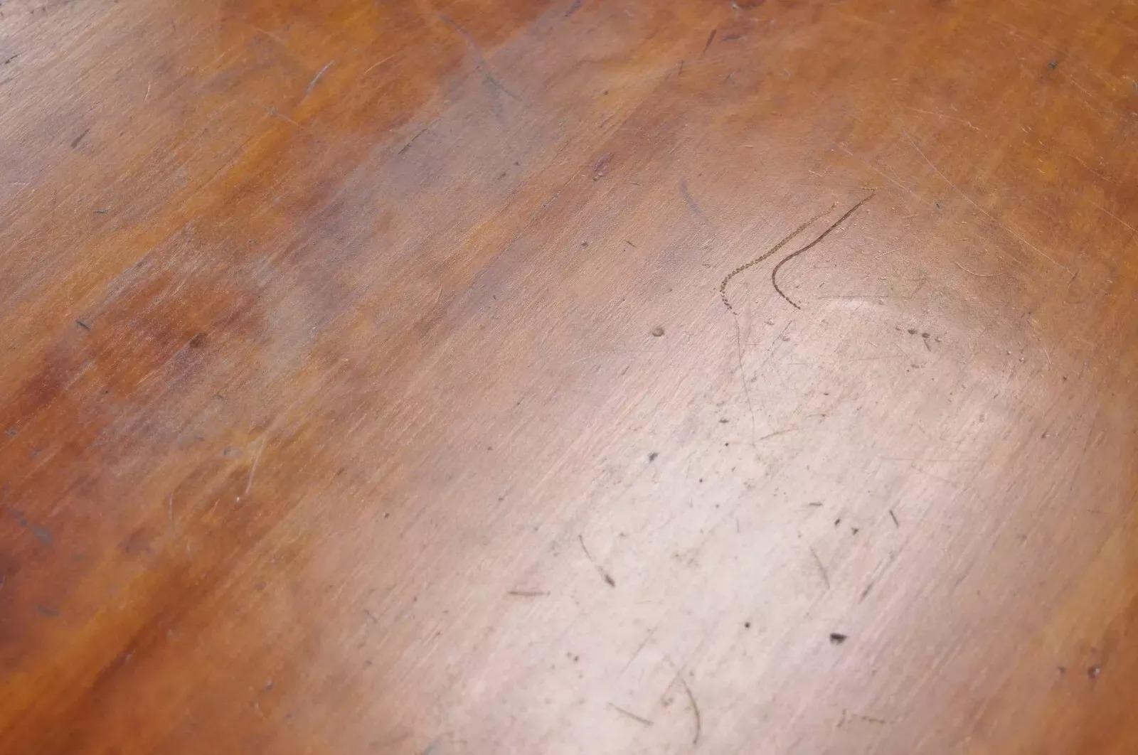 Bronze Table centrale ronde de style Empire français du 19e siècle, en acajou et bronze, avec plateau basculant en vente